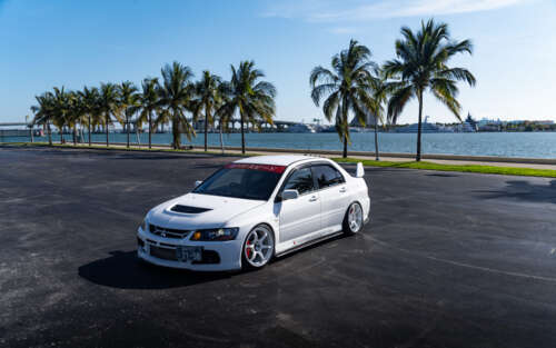 Високопродуктивний спортивний седан Mitsubishi Lancer Evolution IX у вражаючій позі. 7680x4800