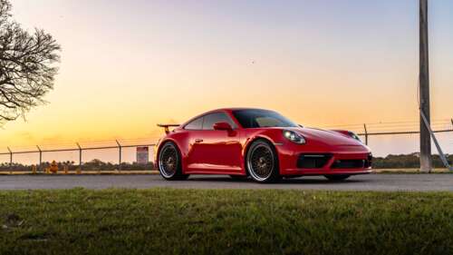 Елегантний і потужний спортивний автомобіль Porsche 992 GTS, що демонструє свій сучасний... 8K