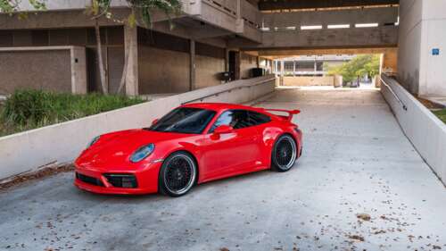 Детальний вигляд спортивного автомобіля Porsche 992 GTS, що підкреслює його аеродинамічний... 8K