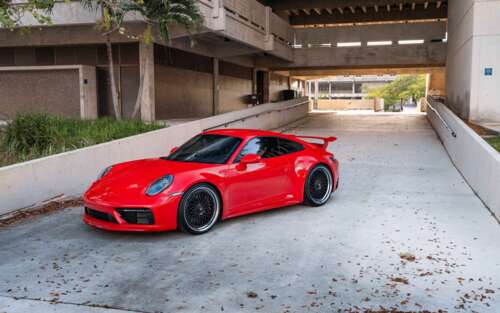 Детальний вигляд спортивного автомобіля Porsche 992 GTS, що підкреслює його аеродинамічний... 7680x4800