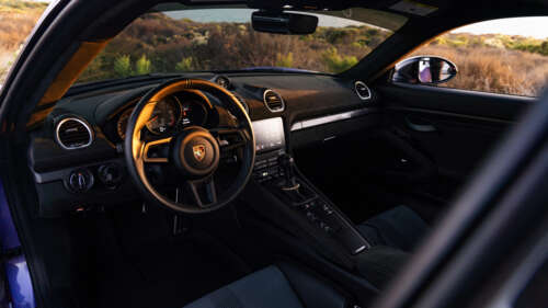 Елегантний і потужний спортивний автомобіль Porsche GT3 RS, що демонструє свій аеродинамічний... 8K