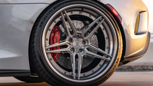 Високопродуктивний суперкар McLaren, що вирізняється елегантними аеродинамічними... 8K