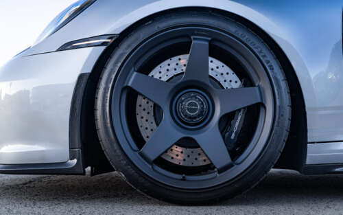 Детальний знімок високопродуктивного спортивного автомобіля Porsche GT3 RS. 7680x4800