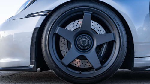 Детальний знімок високопродуктивного спортивного автомобіля Porsche GT3 RS. 8K