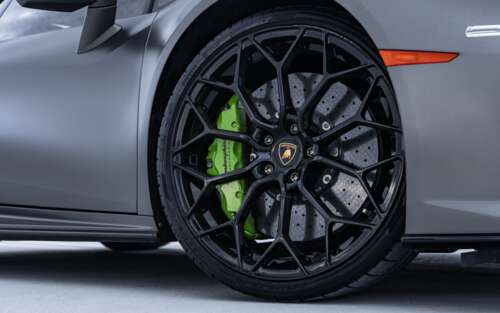 Високопродуктивний спортивний автомобіль Lamborghini Huracan, зображений у чіткій,... 7680x4800