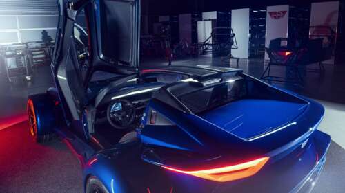 Елегантний спортивний автомобіль сріблястого кольору з металевим відтінком, на тлі... 8K