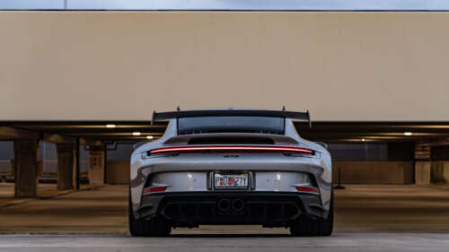 Детальний крупний план високопродуктивного спортивного автомобіля Porsche 911 GT3... 8K