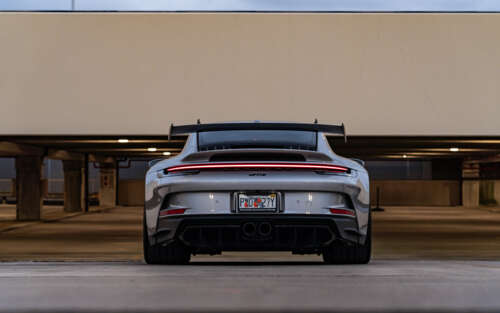 Детальний крупний план високопродуктивного спортивного автомобіля Porsche 911 GT3... 7680x4800