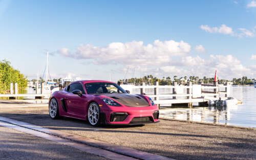 Розкішний спортивний автомобіль Porsche припарковано на сучасній міській вулиці в... 7680x4800