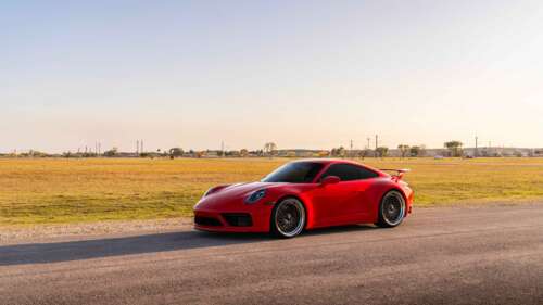 Елегантний і потужний спортивний автомобіль Porsche 992 GTS, що вирізняється сучасним... 8K