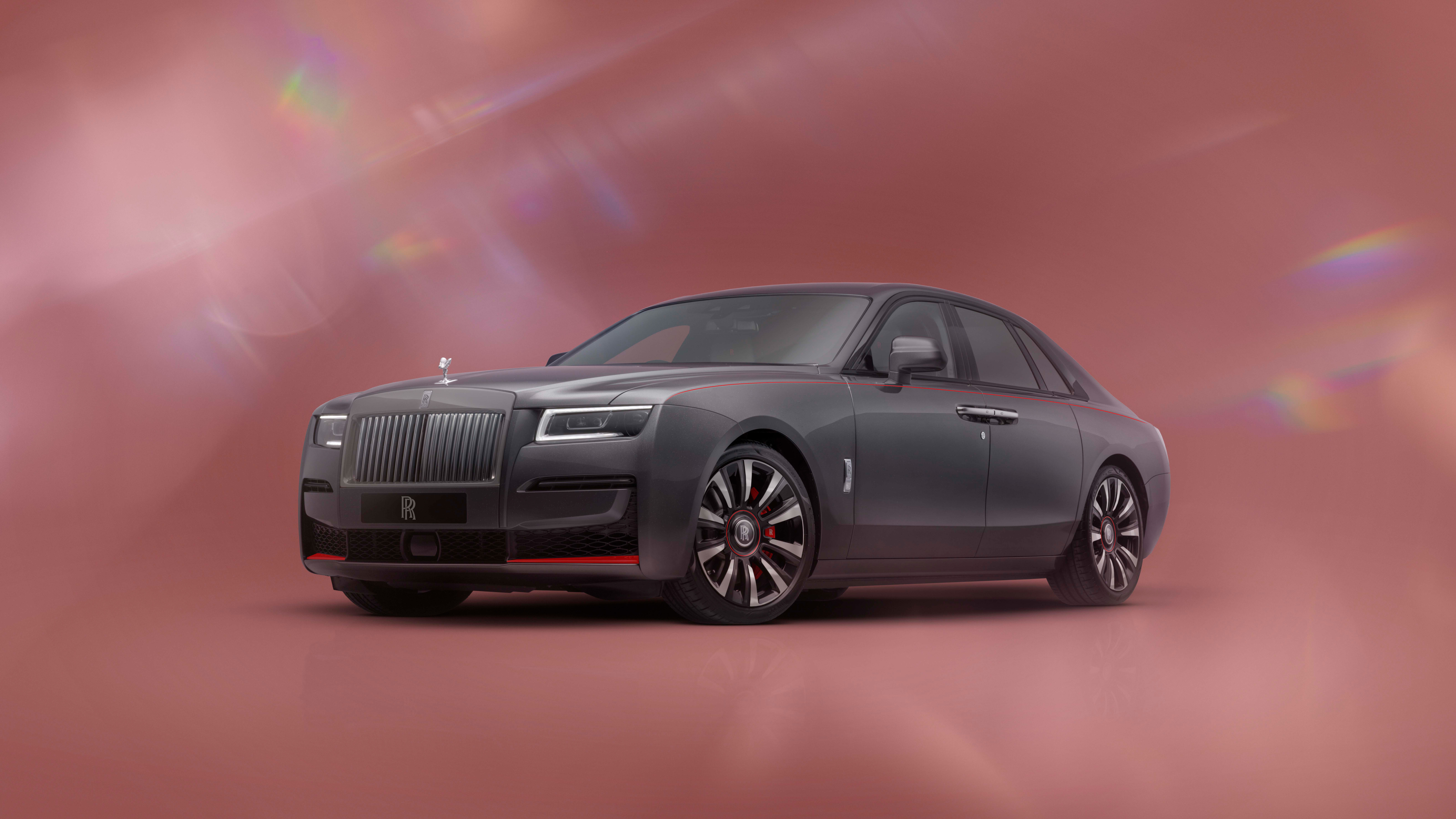 Розкішний і вишуканий Rolls-Royce Ghost, що демонструє зразковий автомобільний дизайн.