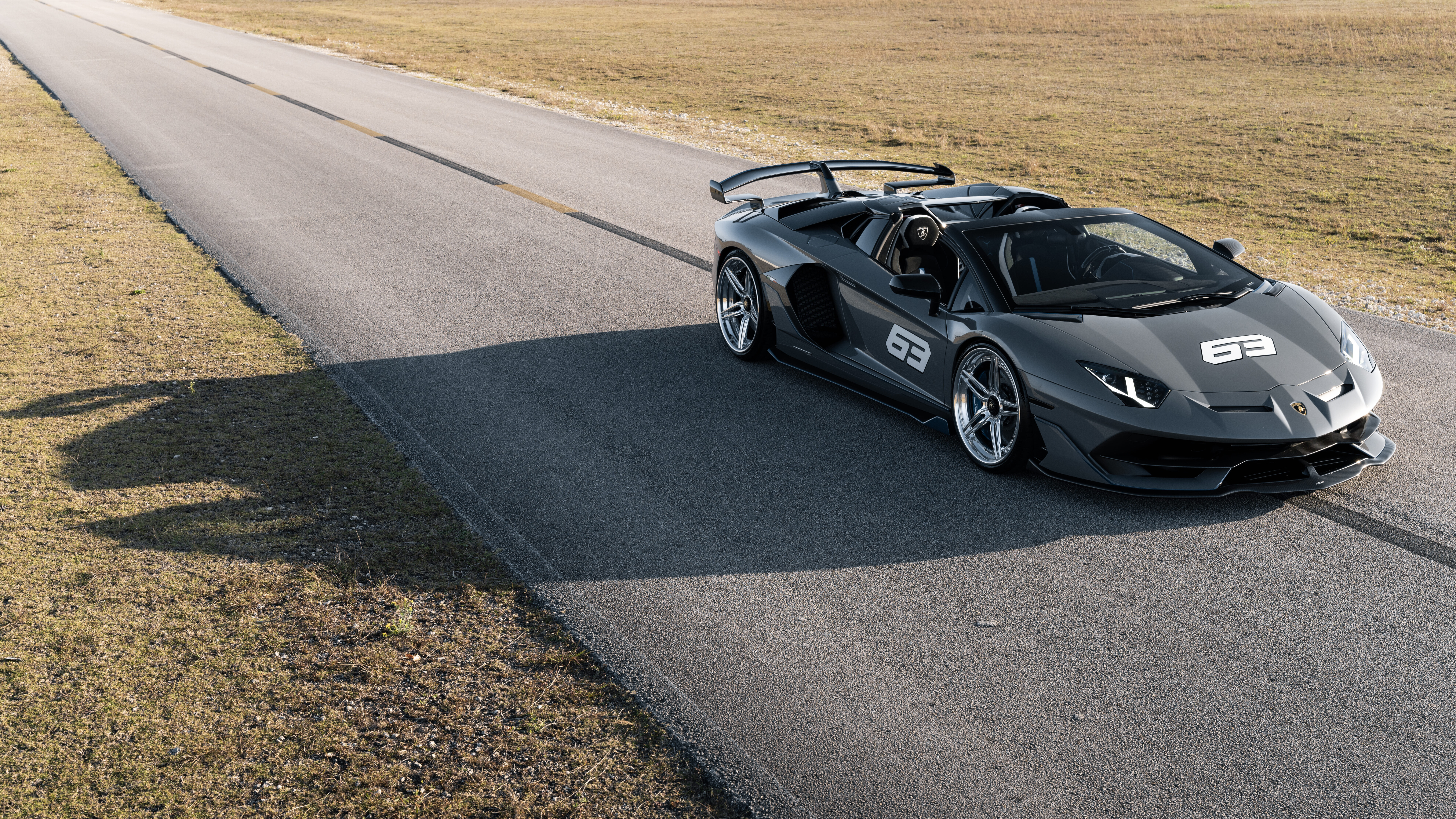 Зображення надзвичайно високої якості суперкара Lamborghini Huracan, що демонструє його аеродинамічний дизайн і обтічний кузов.