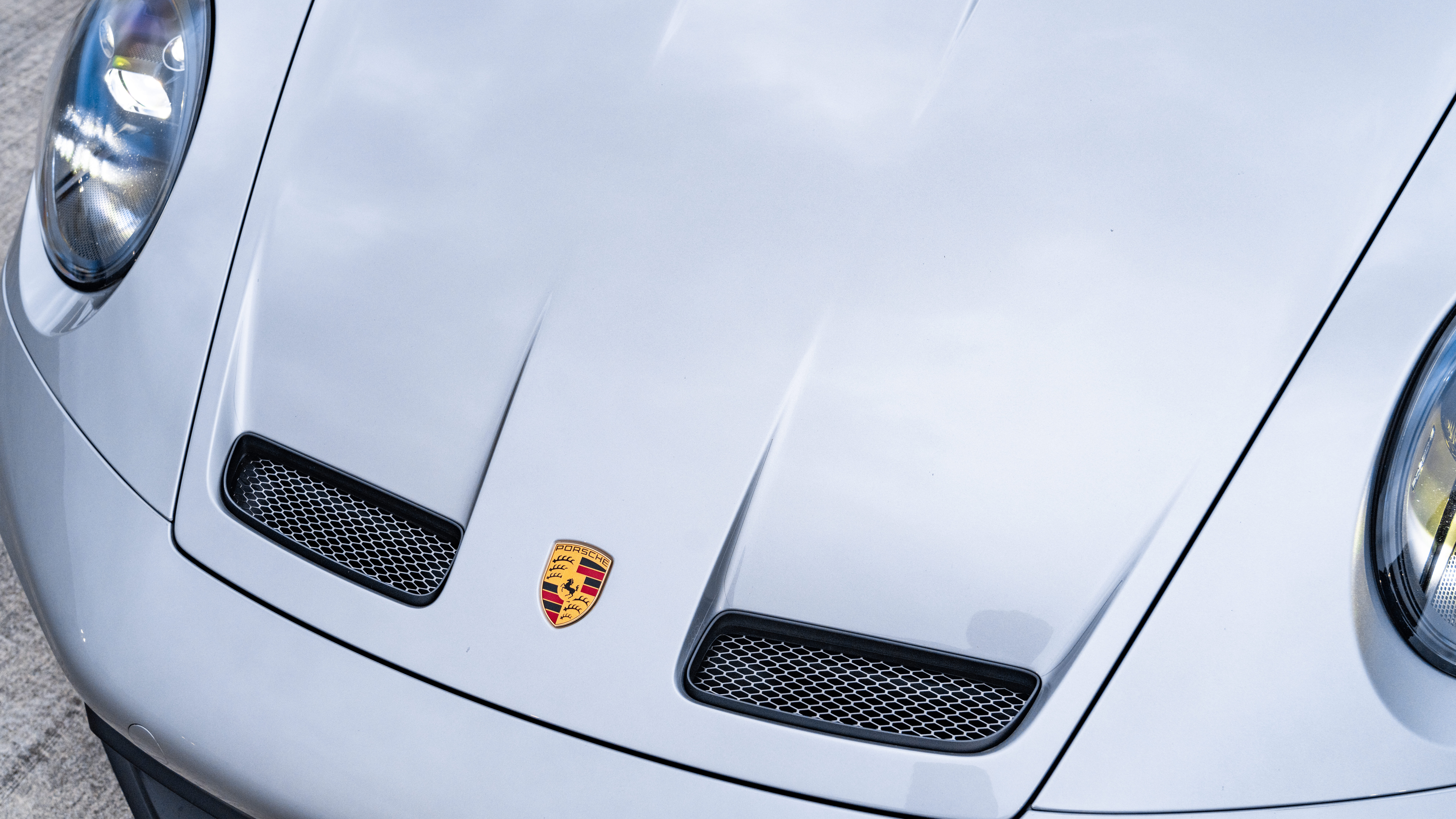 Високопродуктивний спортивний автомобіль Porsche GT3 RS, що демонструє свій елегантний аеродинамічний дизайн.