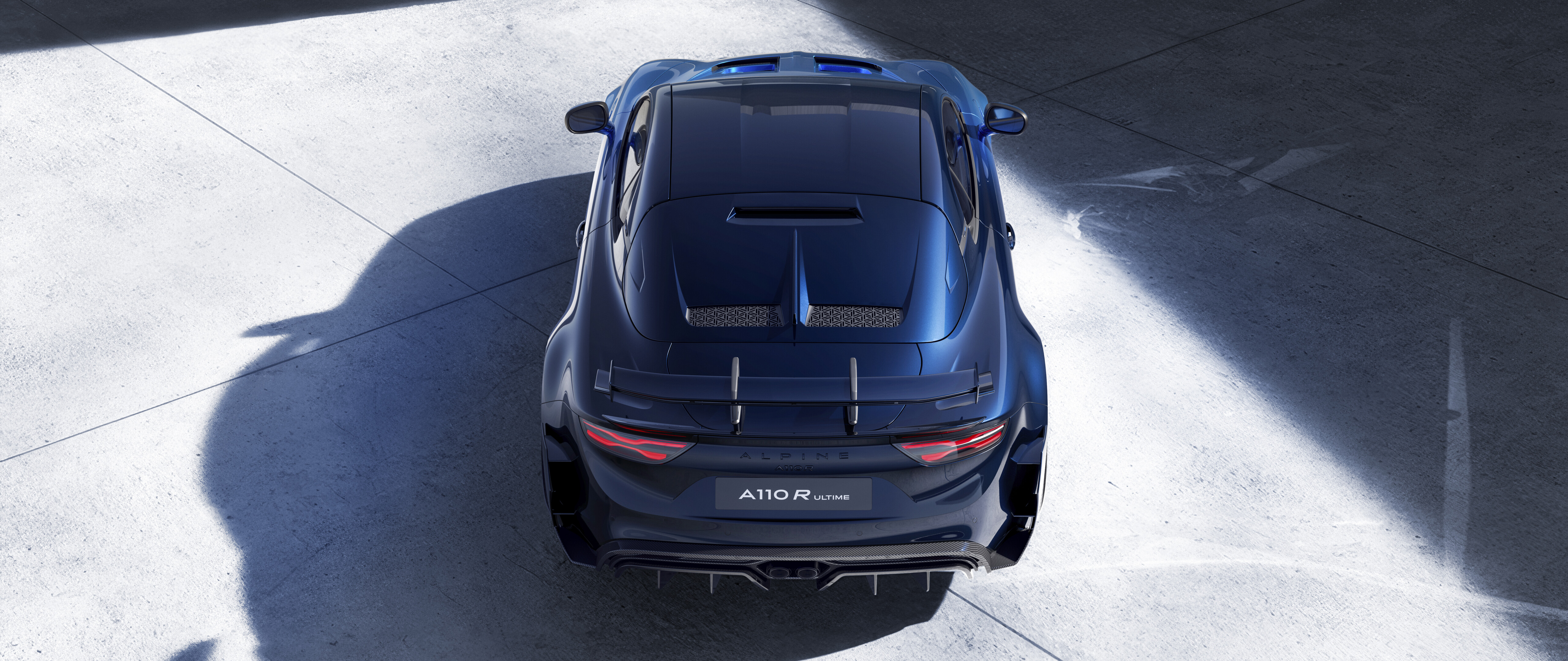 Детальний огляд спортивного автомобіля Alpine A110 R Ultime, що підкреслює його обтічний аеродинамічний кузов і спортивний дизайн.