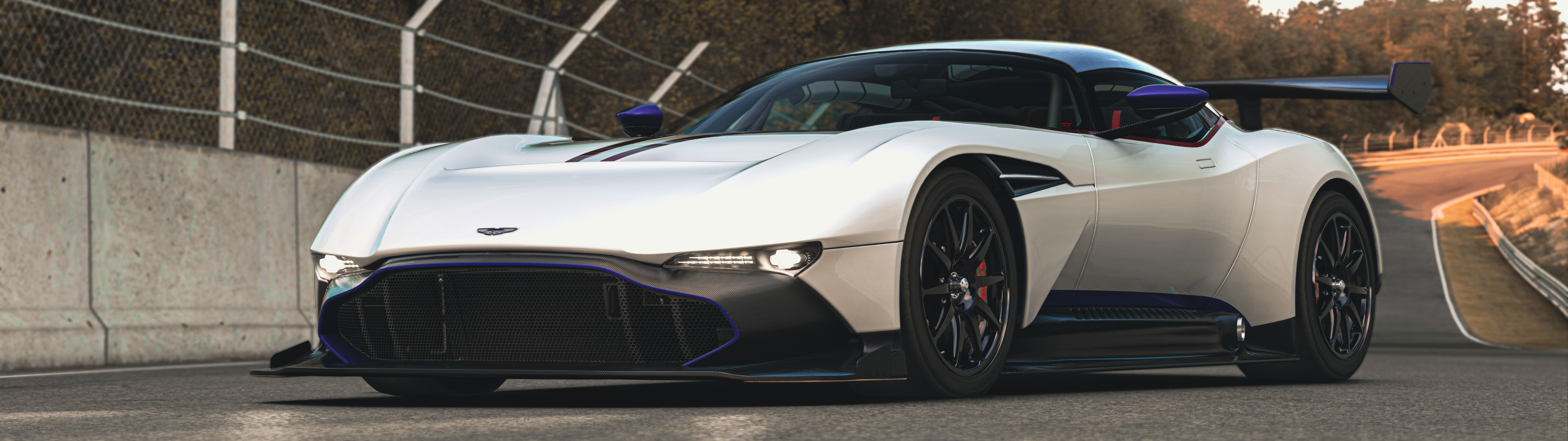 Крупний план, що підкреслює велич і динаміку потужного суперкара Aston Martin Vulcan.