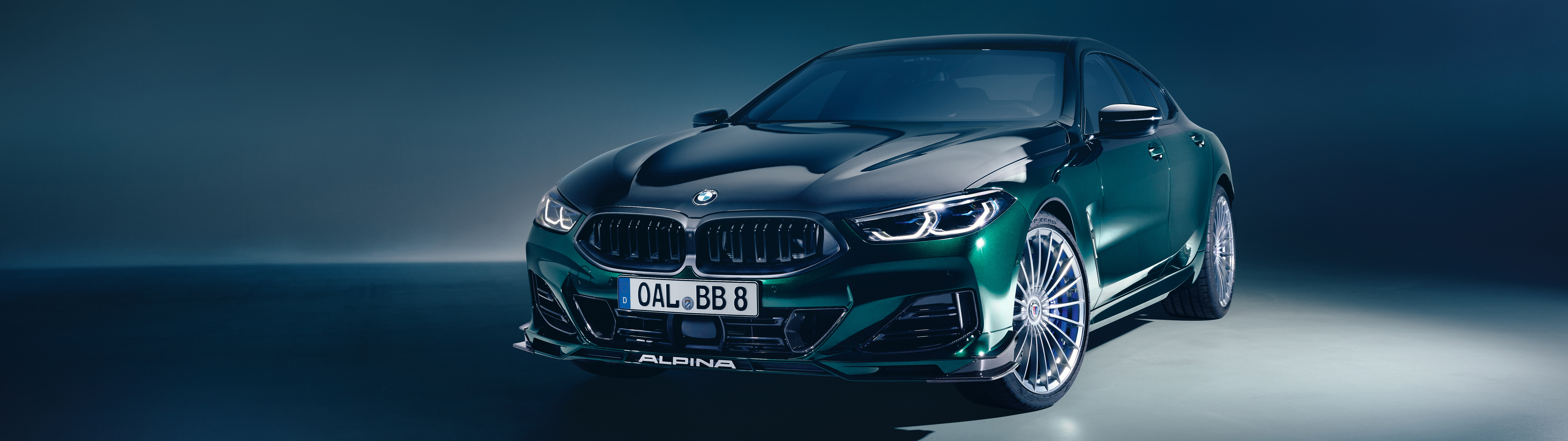 Елегантний і потужний розкішний спортивний автомобіль BMW Alpina B8 представлено в професійному автомобільному антуражі.