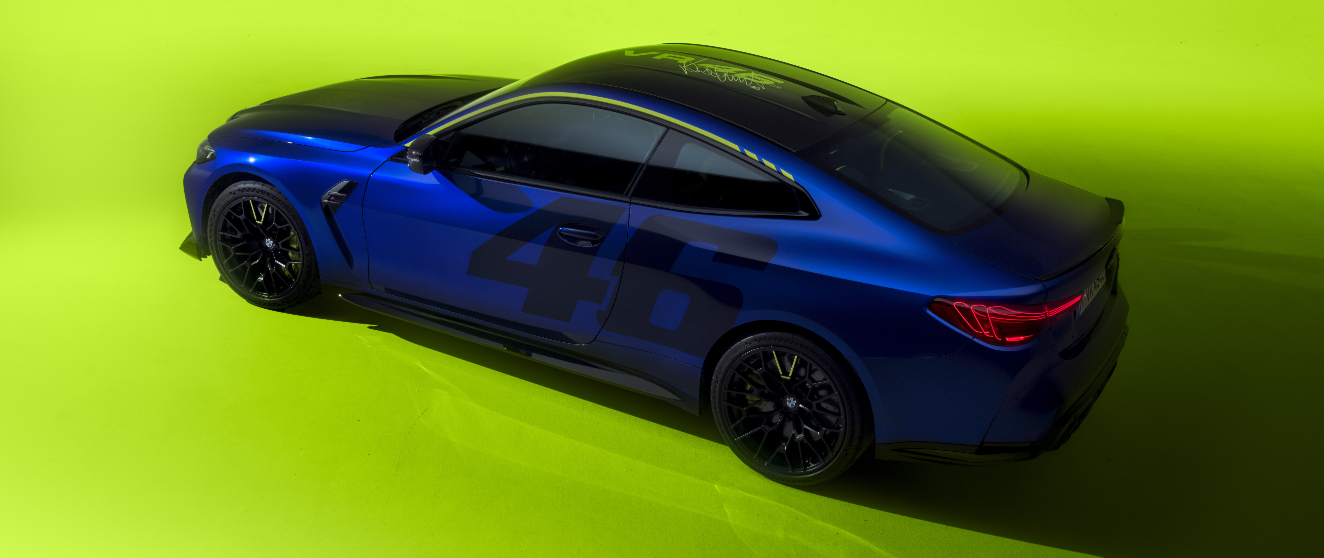 Елегантний BMW M4 CS Edition, оформлений у жовто-чорну кольорову гаму з логотипом VR46 та зображеннями, що нагадують про гоночну команду Валентіно Россі.