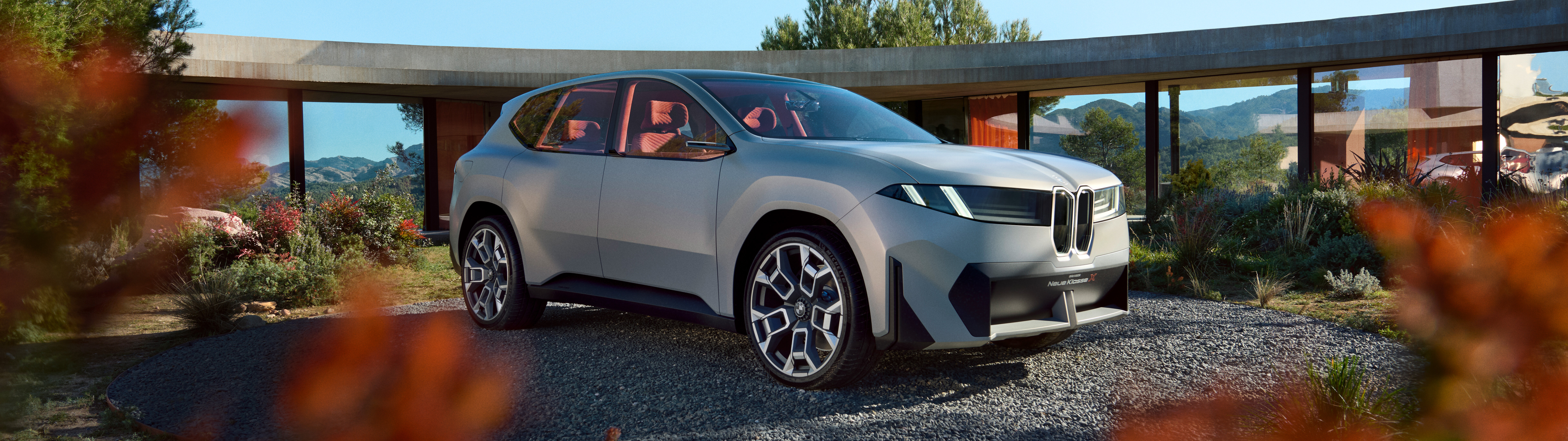 Футуристичний електричний концепт-кар BMW Vision Neue Klasse X з сучасним, обтічним дизайном.