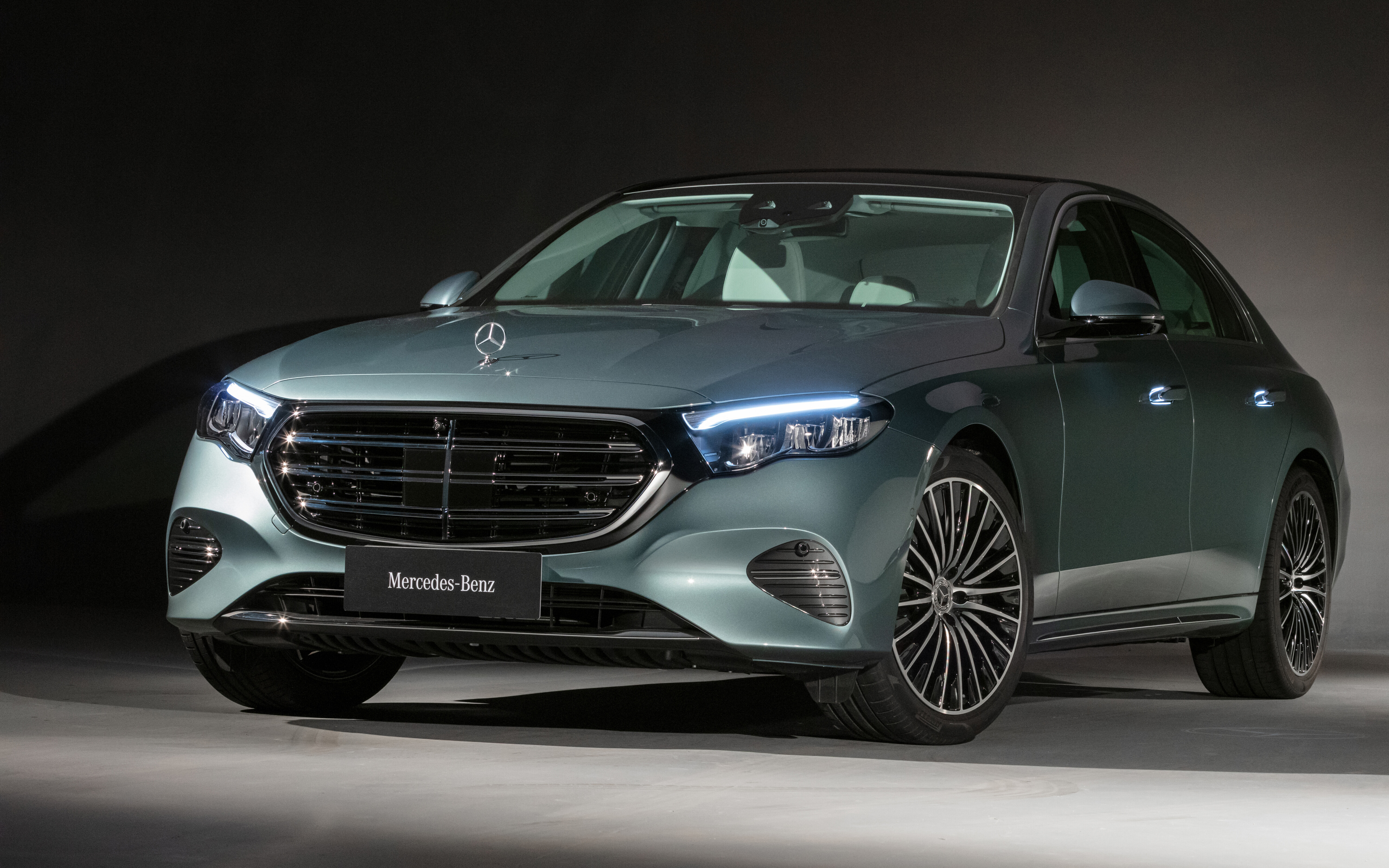 Вид у високій роздільній здатності на розкішний седан Mercedes-Benz E-Class.