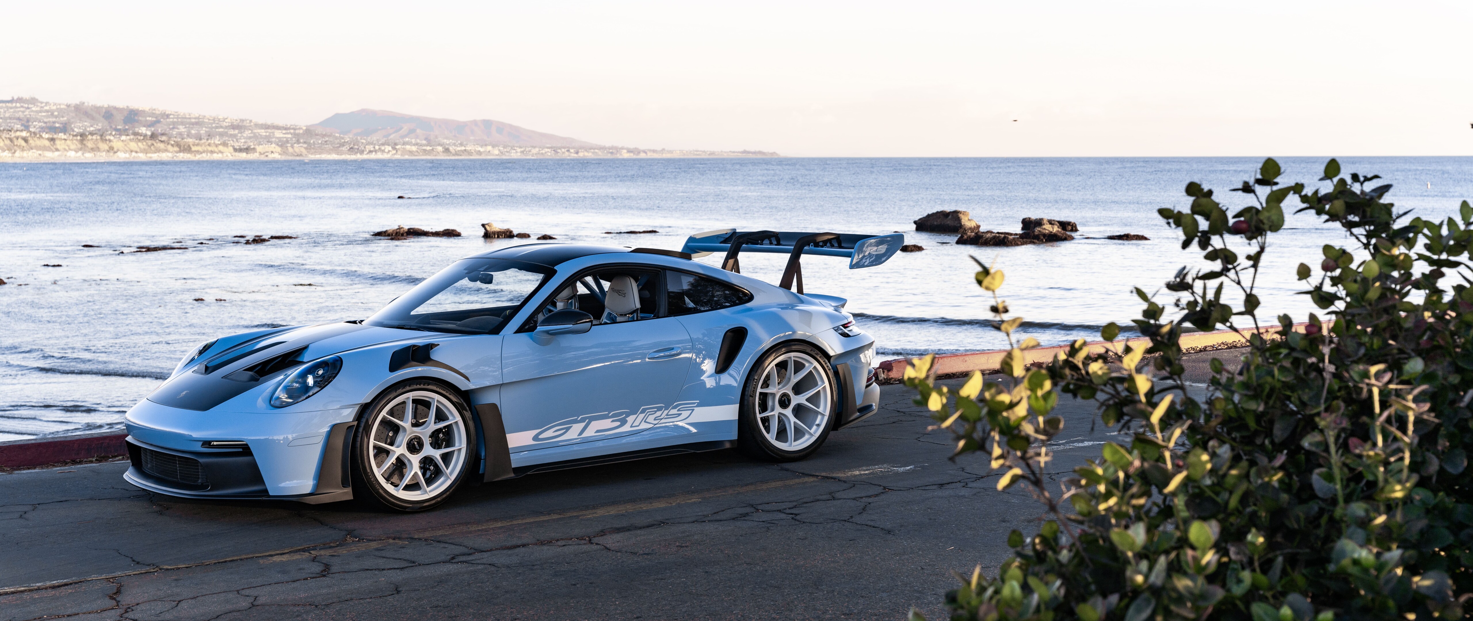 Високопродуктивний спортивний автомобіль Porsche з елегантним, обтічним дизайном.