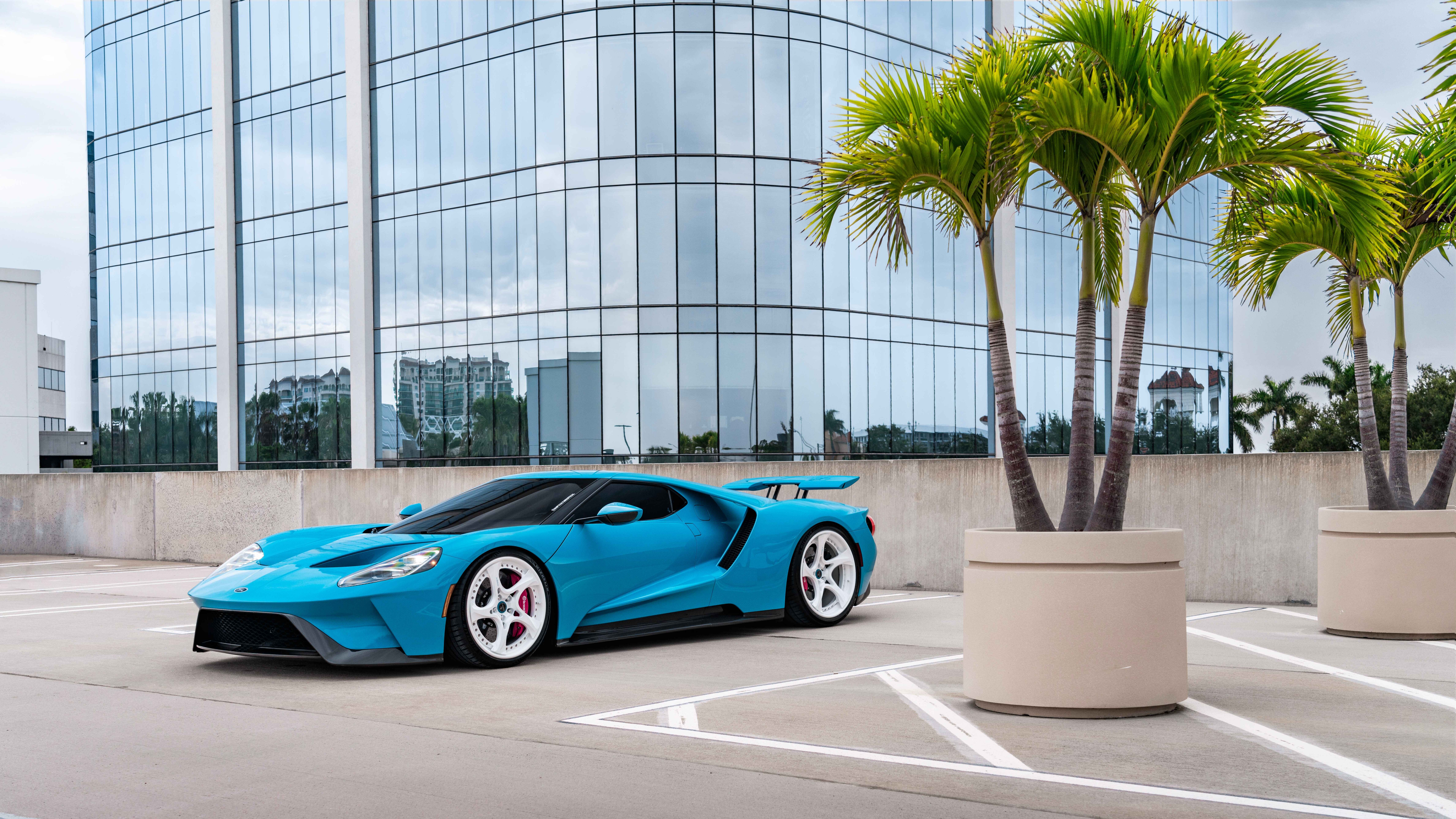 Елегантний і потужний суперкар Ford GT, який вирізняється своїм фірмовим аеродинамічним кузовом і високими технічними характеристиками.