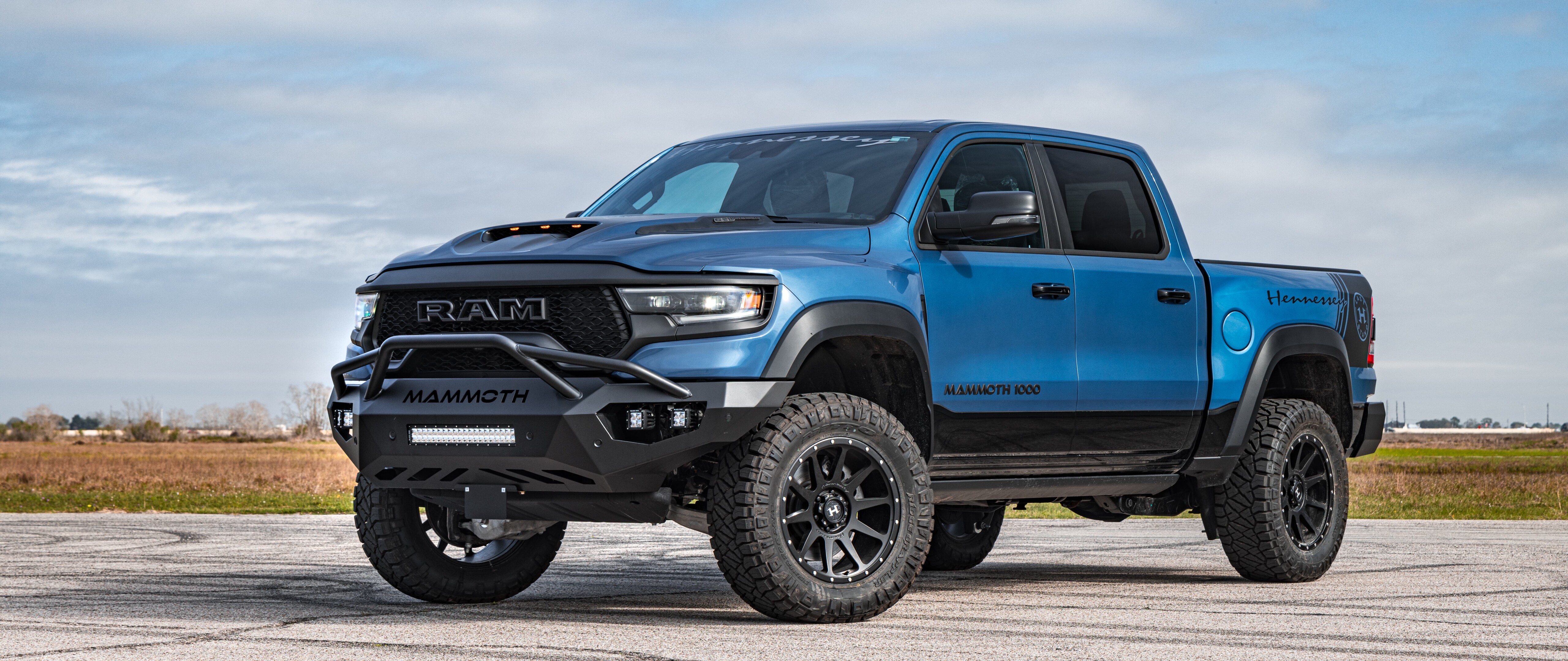 Величезний пікап Hennessey Mammoth 1000 Dodge Ram із піднятим кузовом, агресивними модифікаціями для бездоріжжя та широким кузовом.