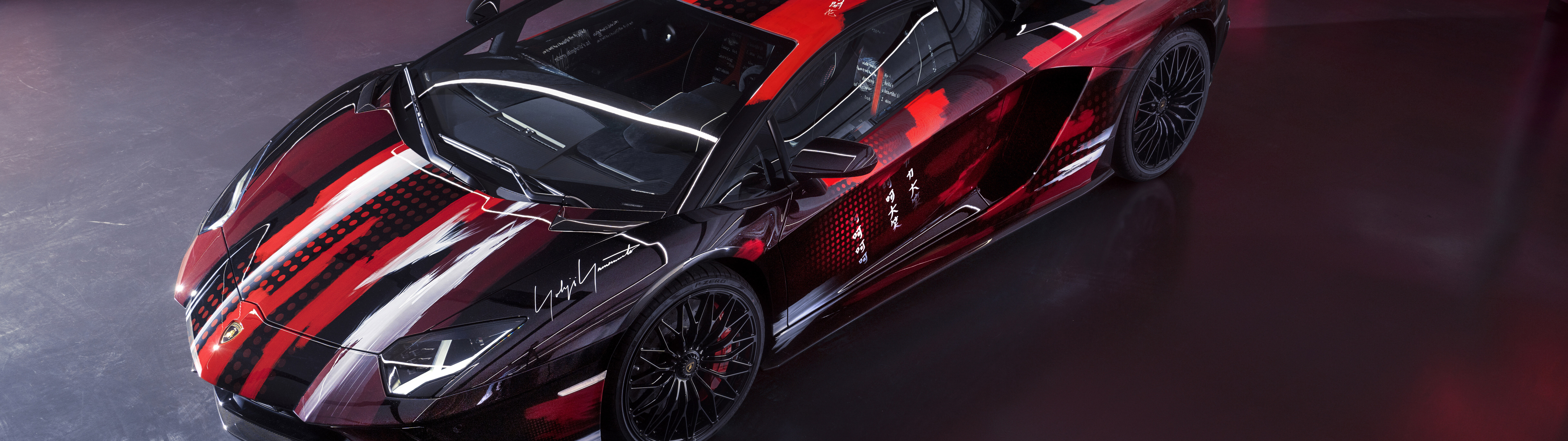 Елегантний і потужний суперкар Lamborghini Aventador S, що демонструє свій аеродинамічний дизайн.