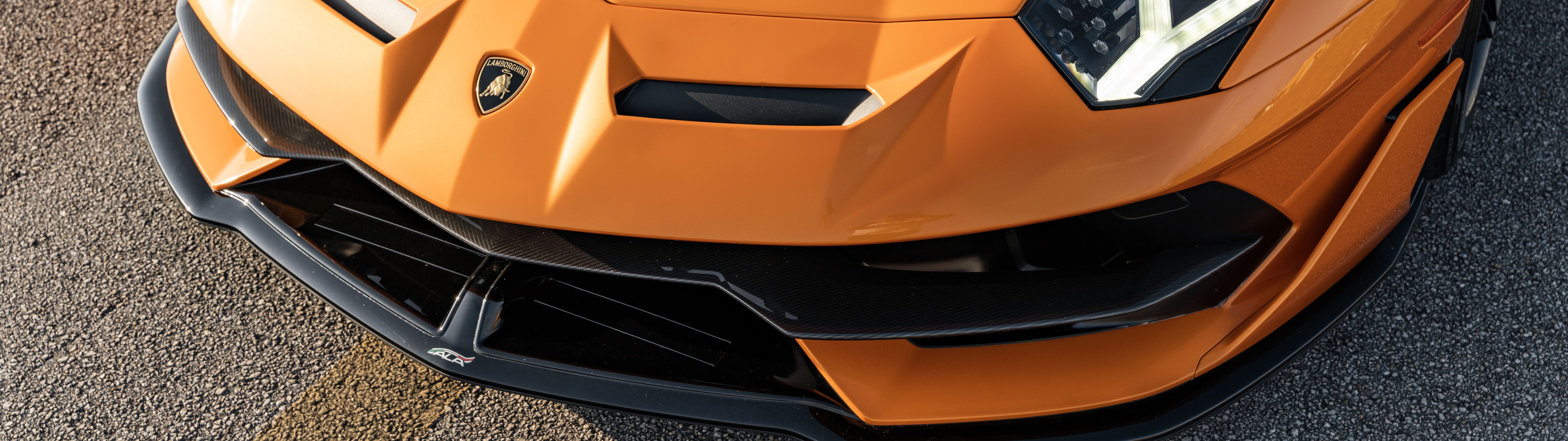 Елегантний і потужний суперкар Lamborghini Aventador SVJ, що вирізняється агресивним аеродинамічним дизайном.