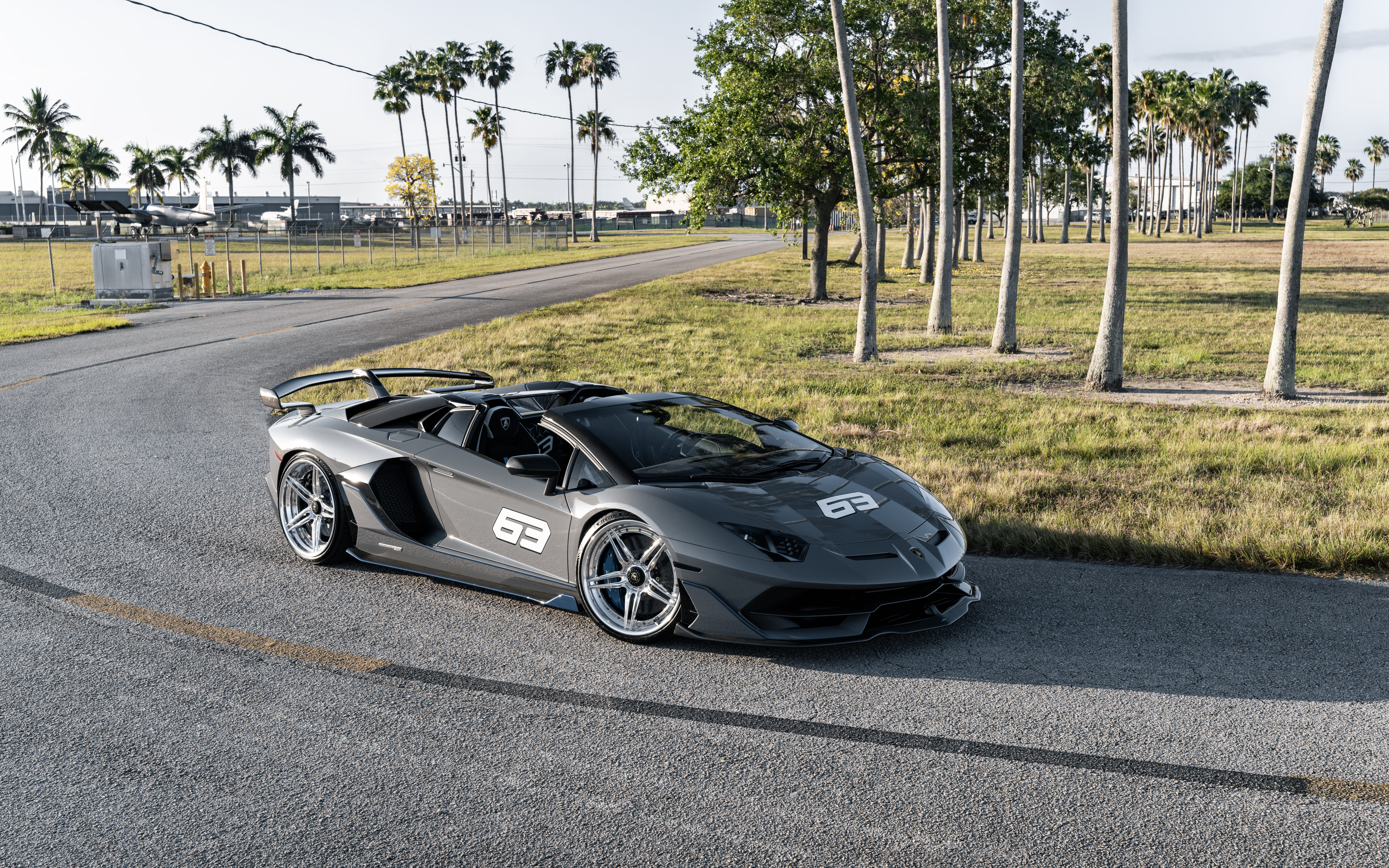 Елегантний і потужний суперкар Lamborghini Huracan, що демонструє свій аеродинамічний дизайн і агресивний вигляд передньої частини.