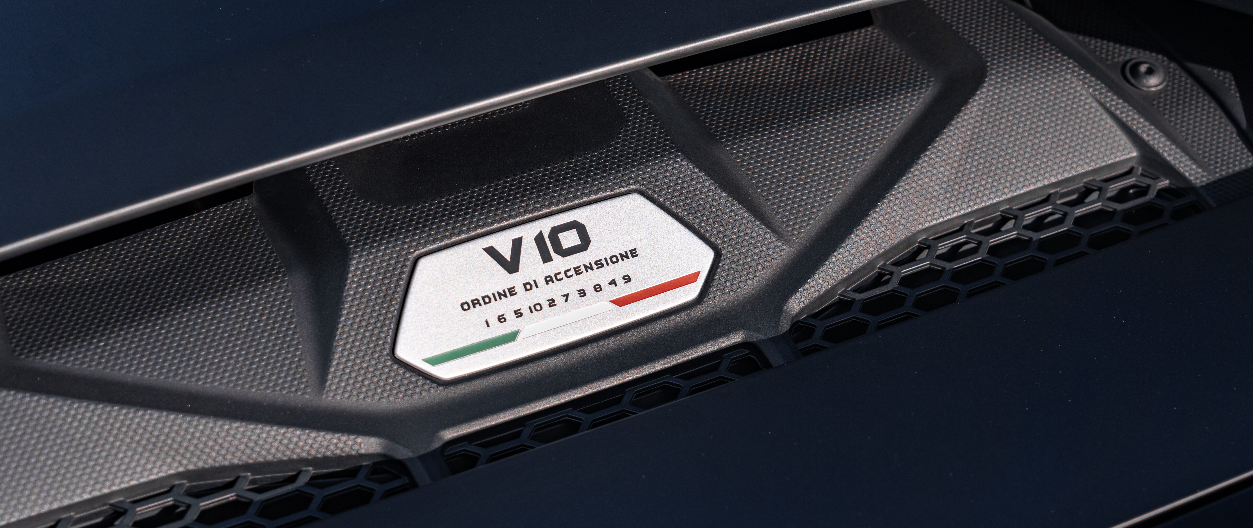 Елегантний суперкар Lamborghini Huracán, зображений у високій роздільній здатності, що підкреслює його аеродинамічний дизайн і агресивний стиль.