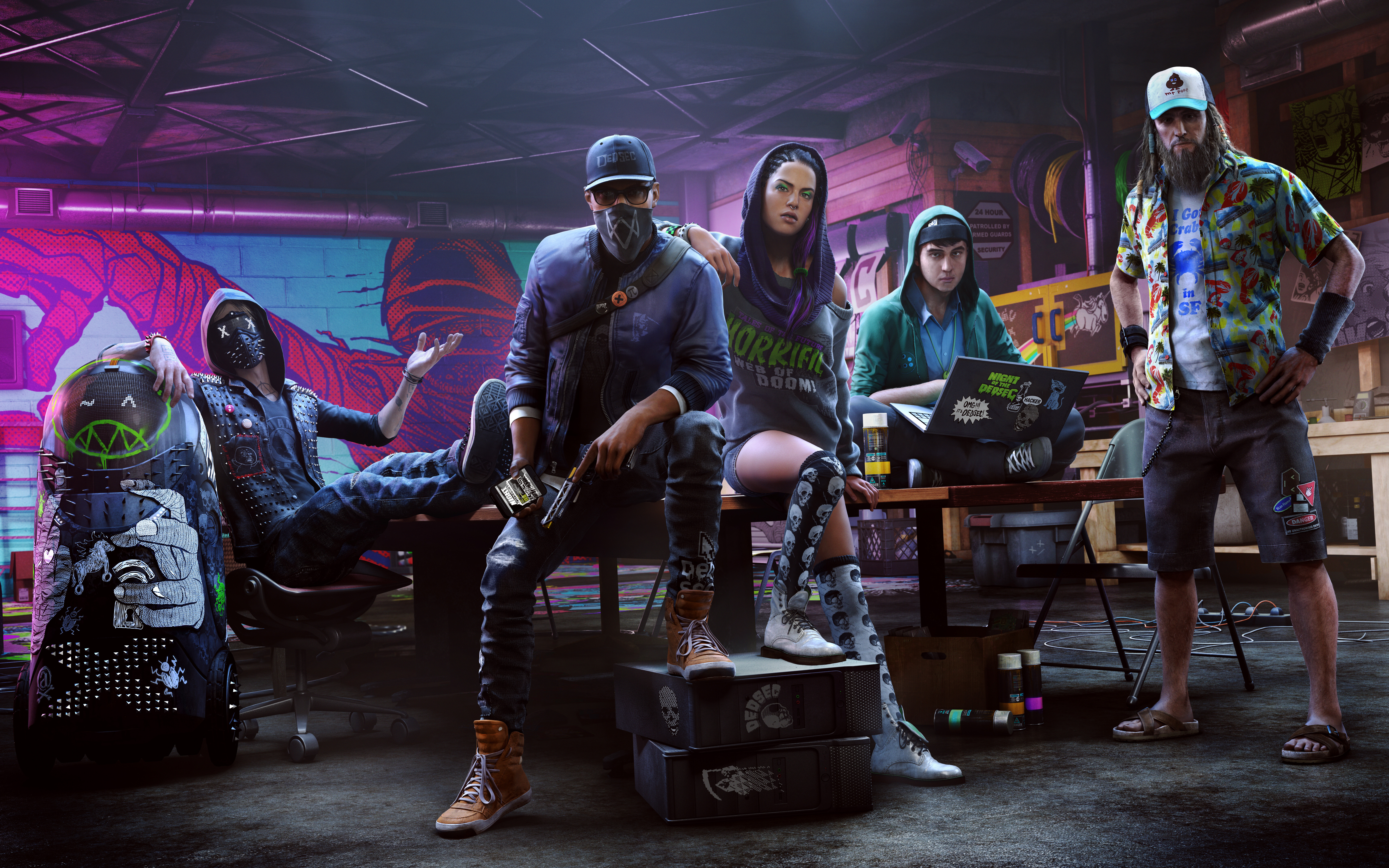 Маркус Голлоуей з гри Watch Dogs 2 стоїть у сучасному міському середовищі, наповненому технологіями, з елементами цифрового злому.