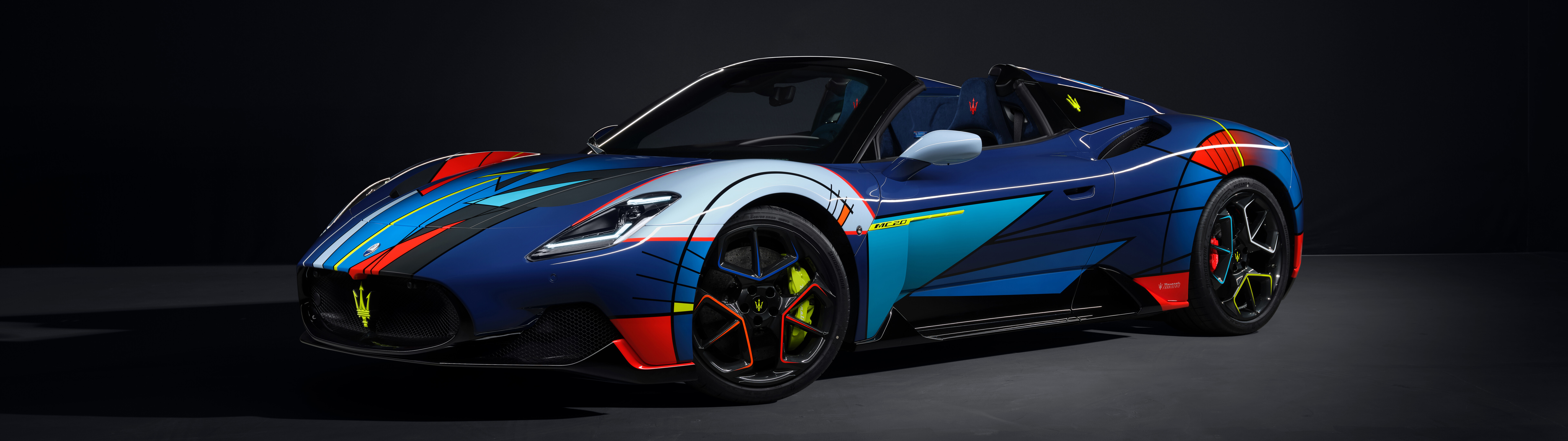 Високопродуктивний суперкар Maserati MC20, що вирізняється елегантним аеродинамічним дизайном і вишуканим італійським стилем.