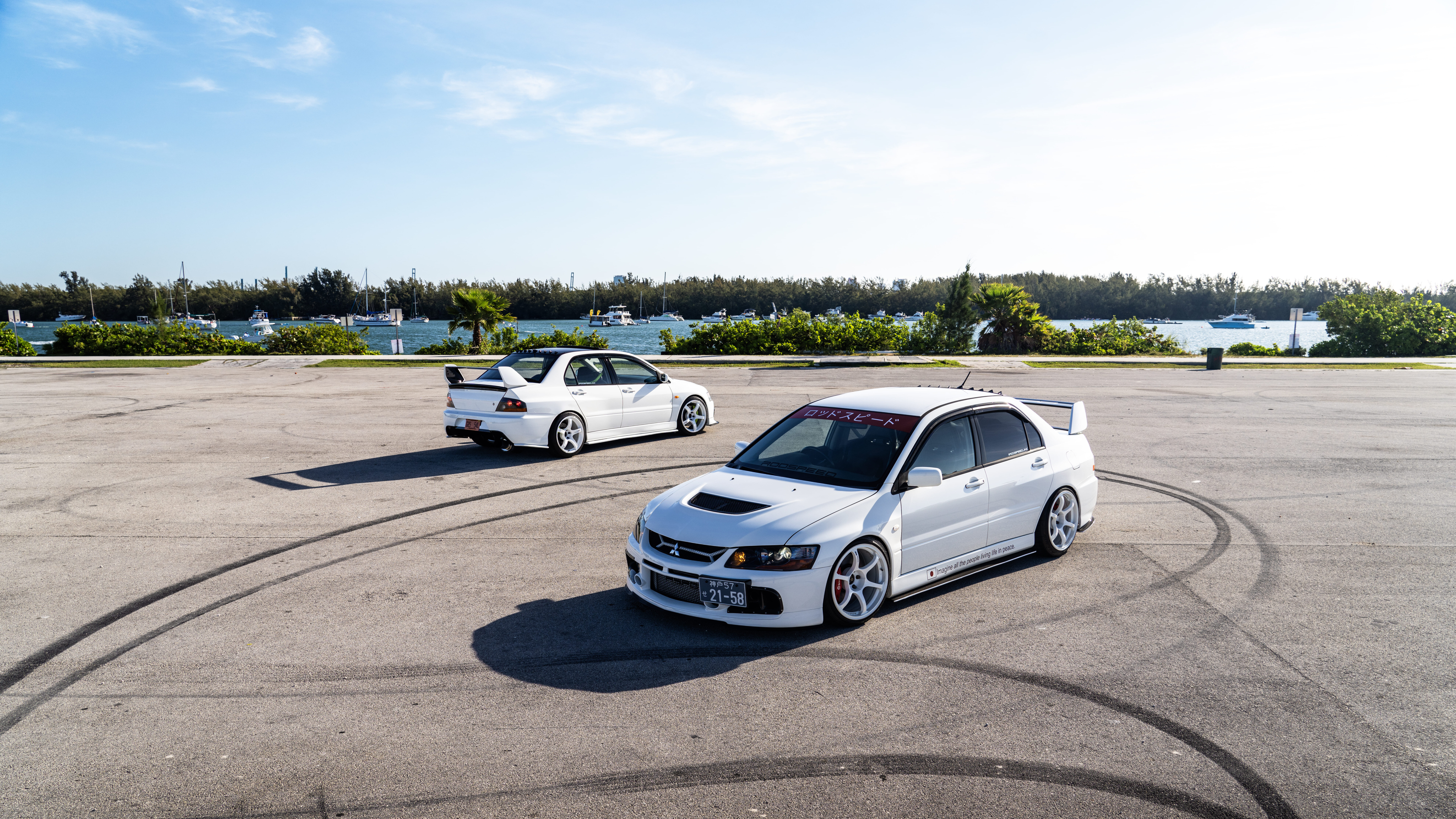 Детальний вигляд спортивного седана Mitsubishi Lancer Evolution IX, що демонструє його аеродинамічний дизайн.