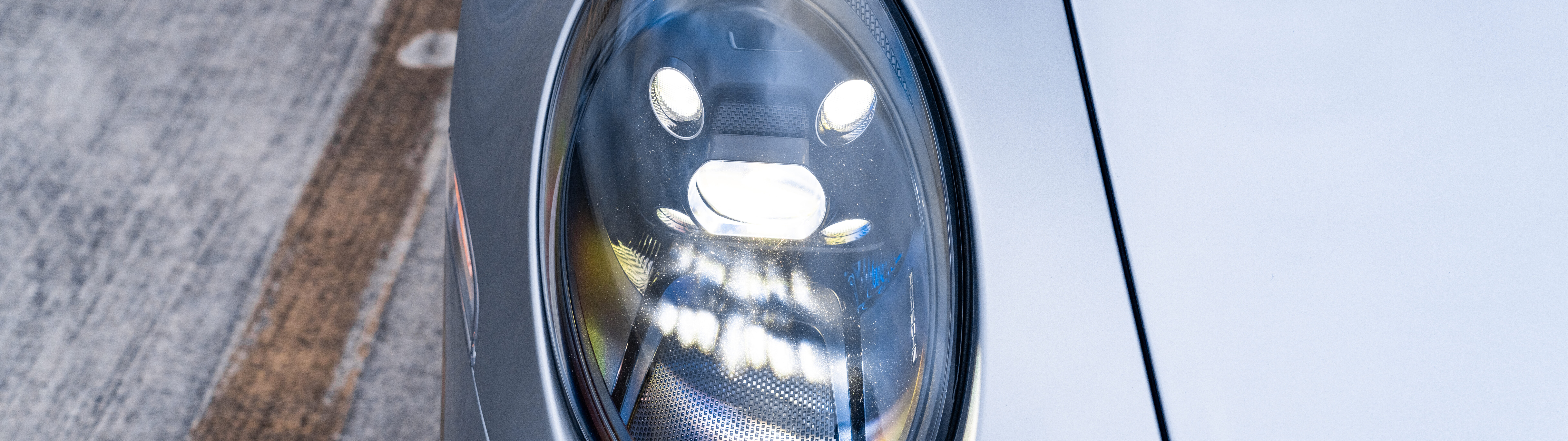 Високопродуктивний спортивний автомобіль Porsche GT3 RS, що вирізняється агресивним аеродинамічним кузовом і культовим дизайном, натхненним автоспортом.