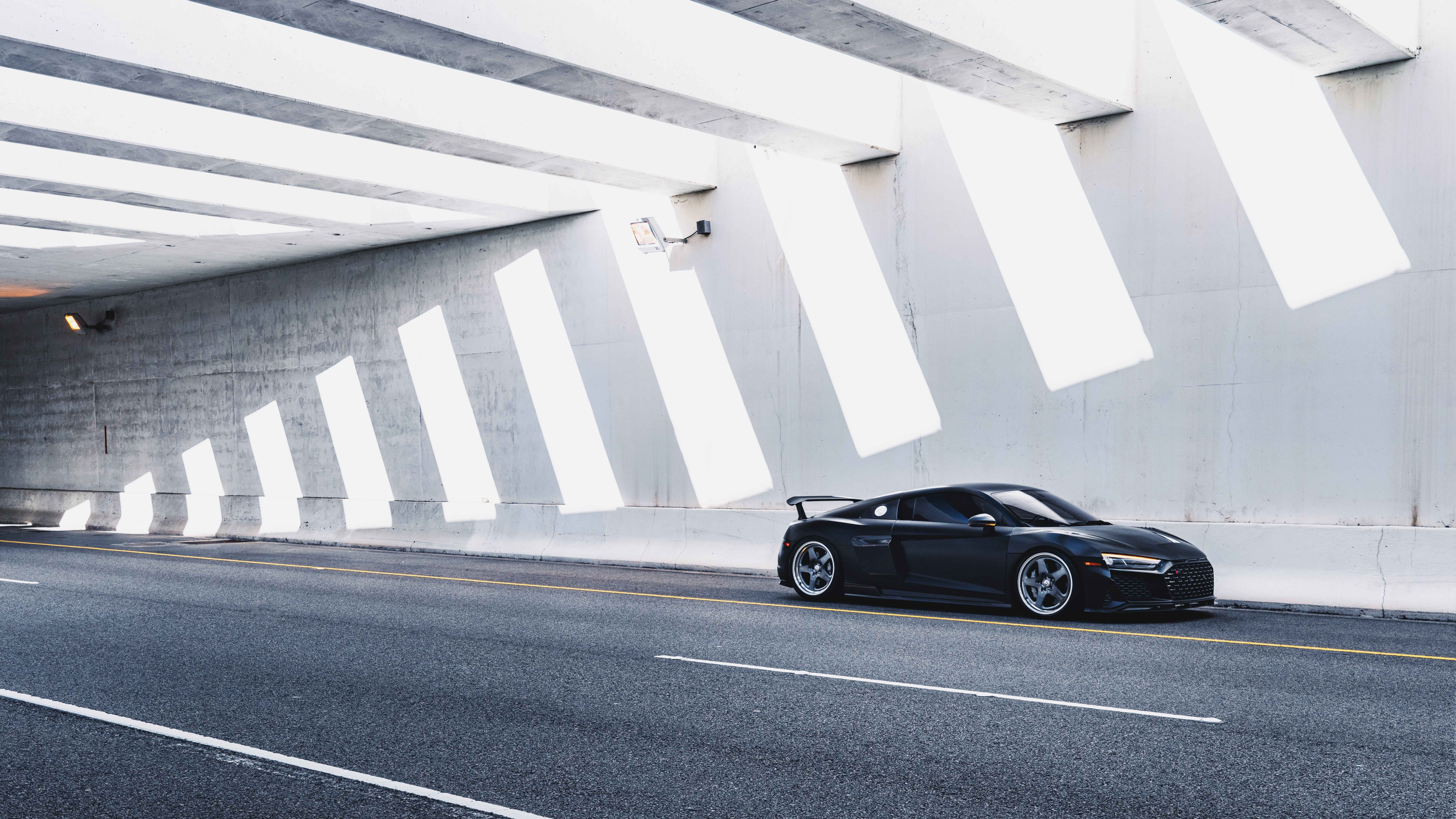 Детальний план елегантного сучасного автомобіля Audi, що підкреслює його вишукані лінії та бездоганний зовнішній вигляд.