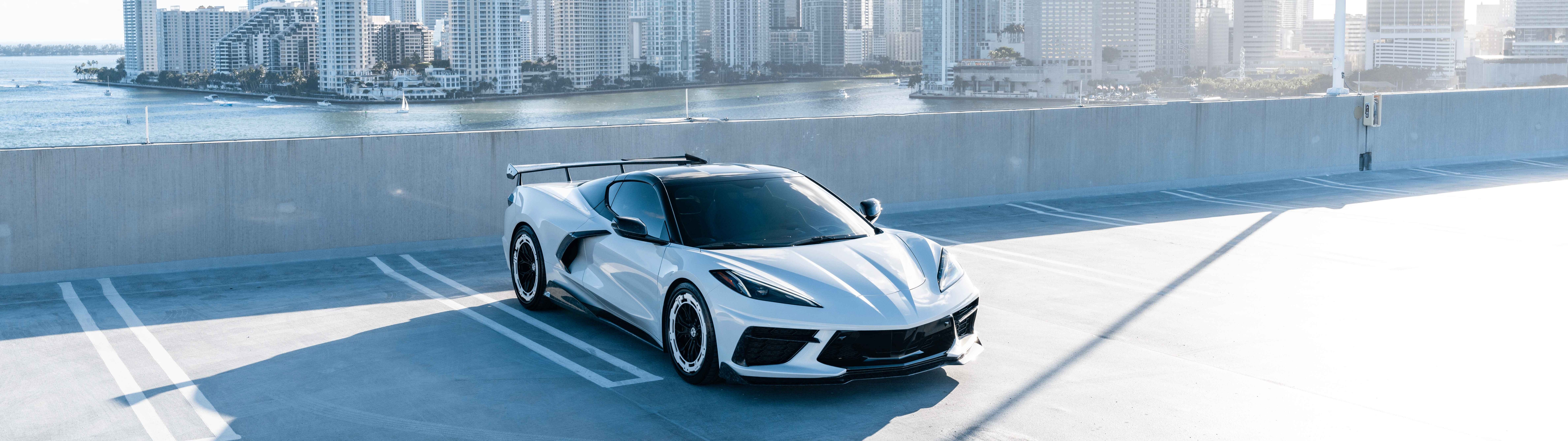Високопродуктивний спортивний автомобіль Chevrolet Corvette C8, що вирізняється сучасним аеродинамічним дизайном.