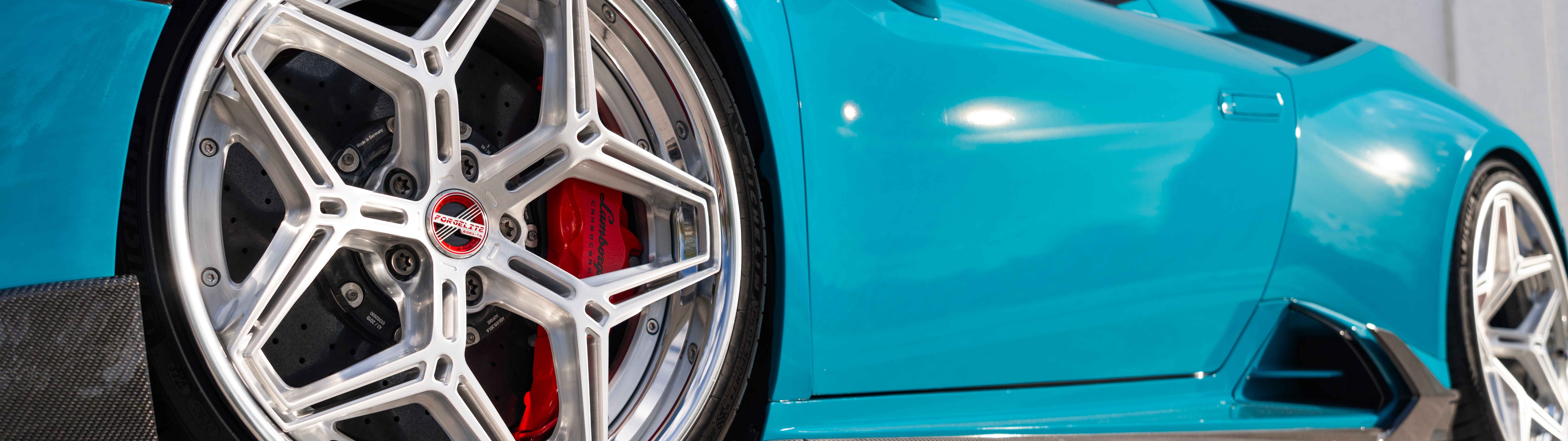 Детальний вигляд автомобіля Lamborghini Huracan Evo, що демонструє його аеродинамічний кузов і сучасний дизайн суперкара.