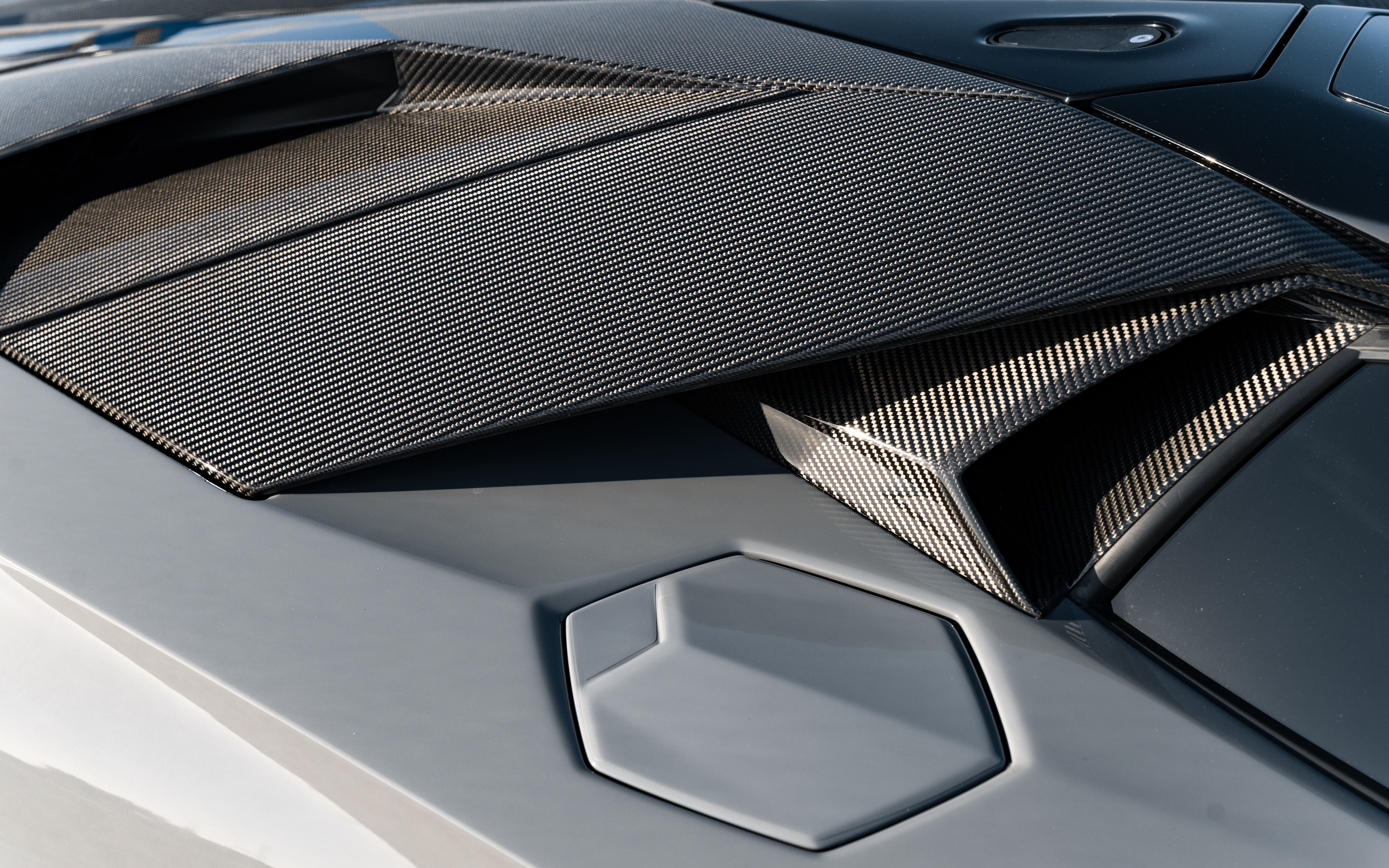 Високопродуктивний спортивний автомобіль Lamborghini Huracán, що вирізняється елегантними аеродинамічними лініями та потужним дизайном.