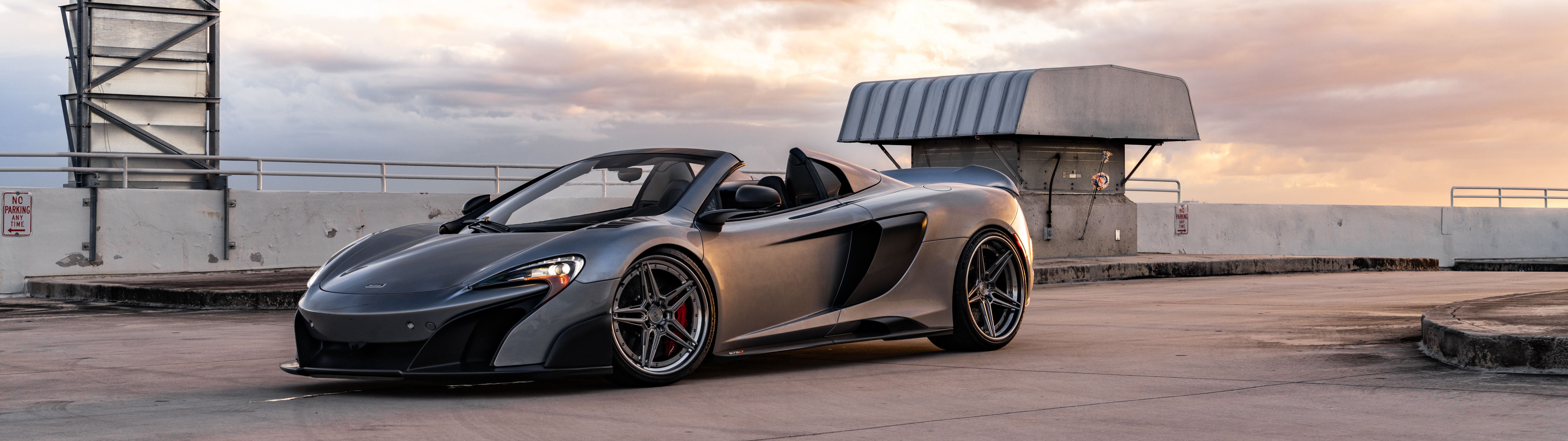 Елегантний і обтічний суперкар McLaren, зображений на фотографії з високою деталізацією.