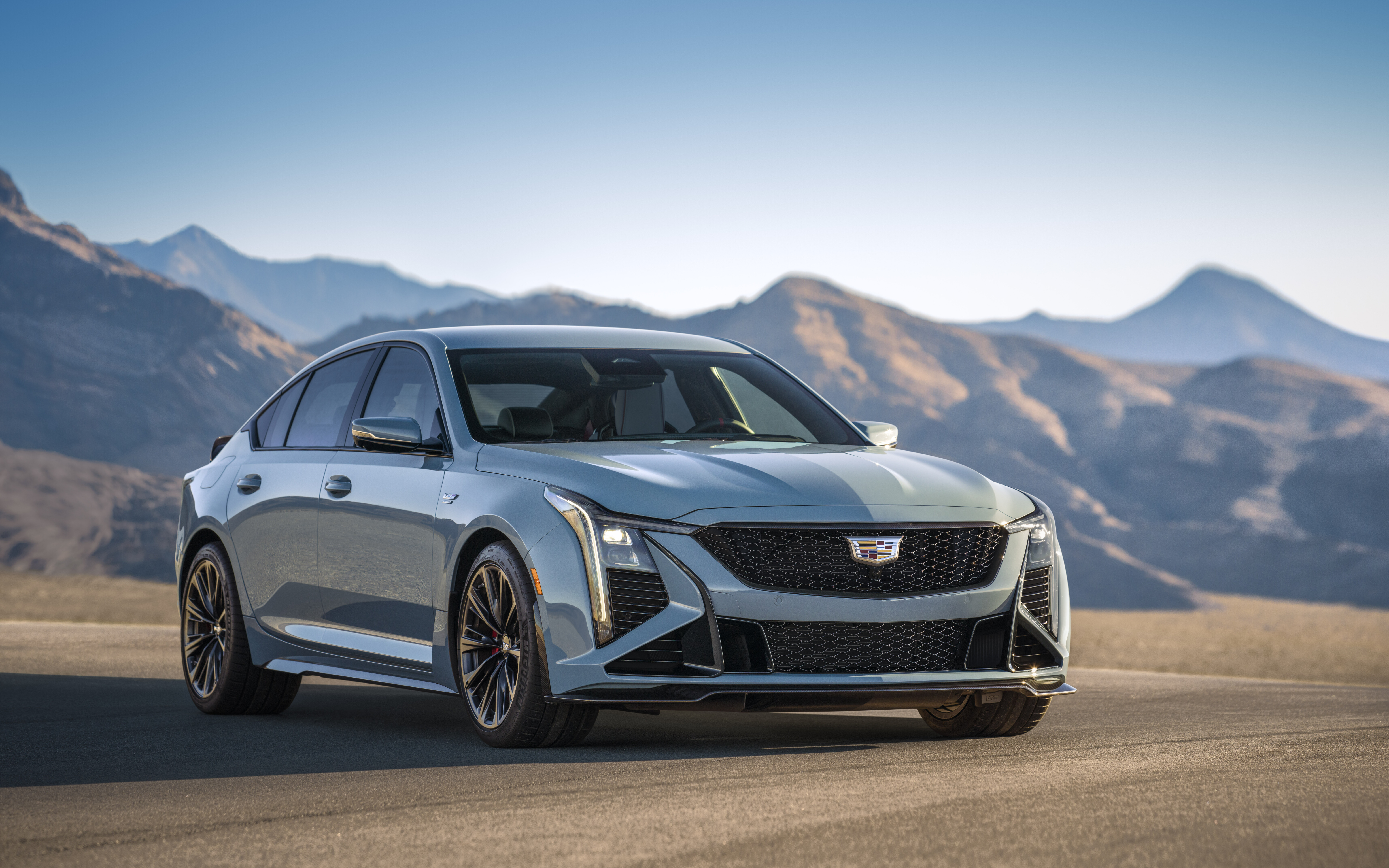Детальний вигляд седана Cadillac CT5-V Blackwing, на якому підкреслено його сучасну решітку радіатора, фари та розкішний автомобільний дизайн.