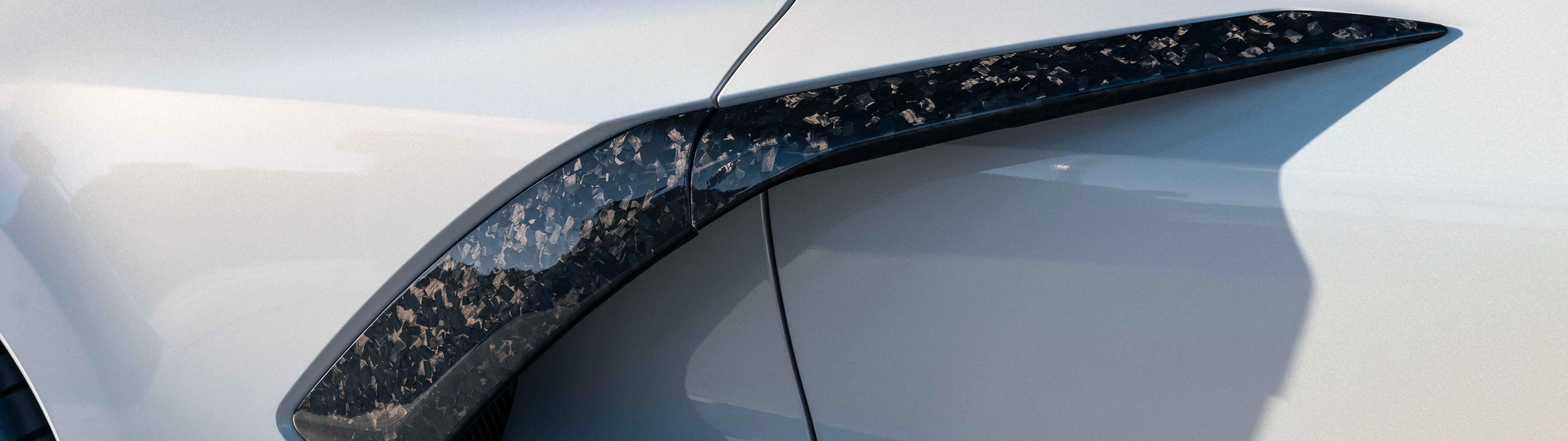 Елегантний і потужний спортивний автомобіль Chevrolet Corvette C8, що демонструє свій аеродинамічний дизайн.