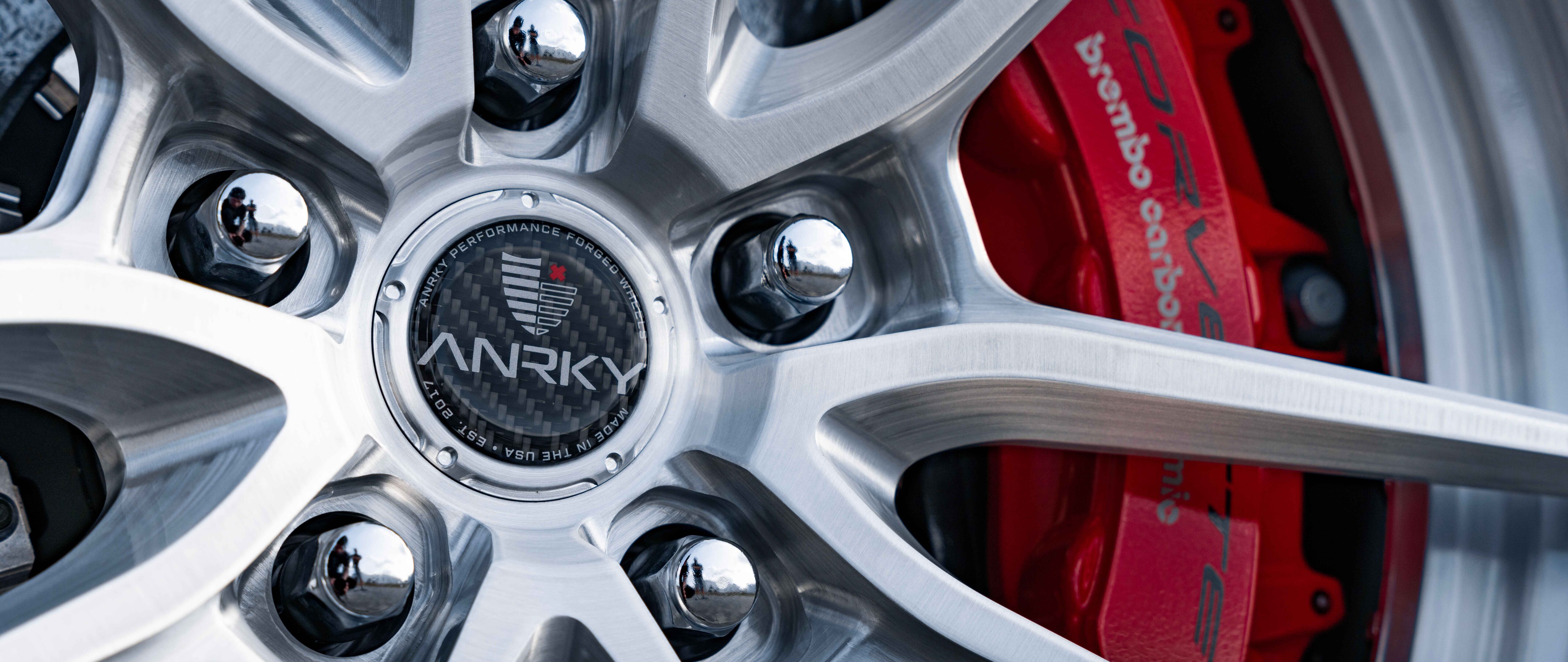 Елегантний і потужний спортивний автомобіль Chevrolet Corvette C8 із сучасними аеродинамічними обрисами.