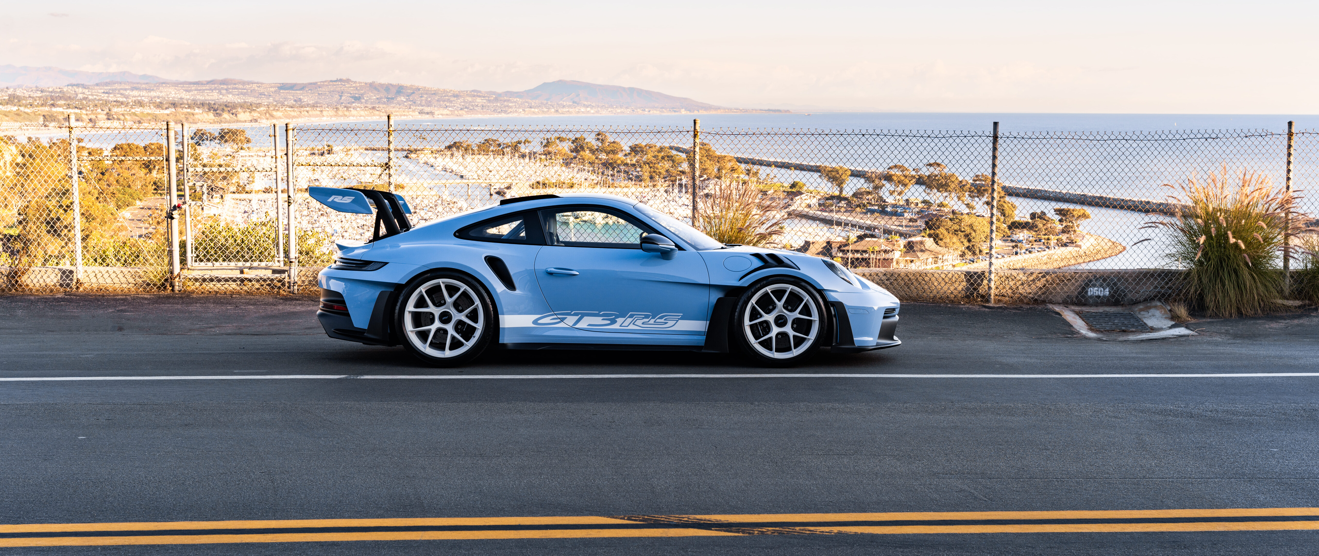 Елегантний і вишуканий спортивний автомобіль Porsche, що вирізняється сучасним аеродинамічним дизайном.