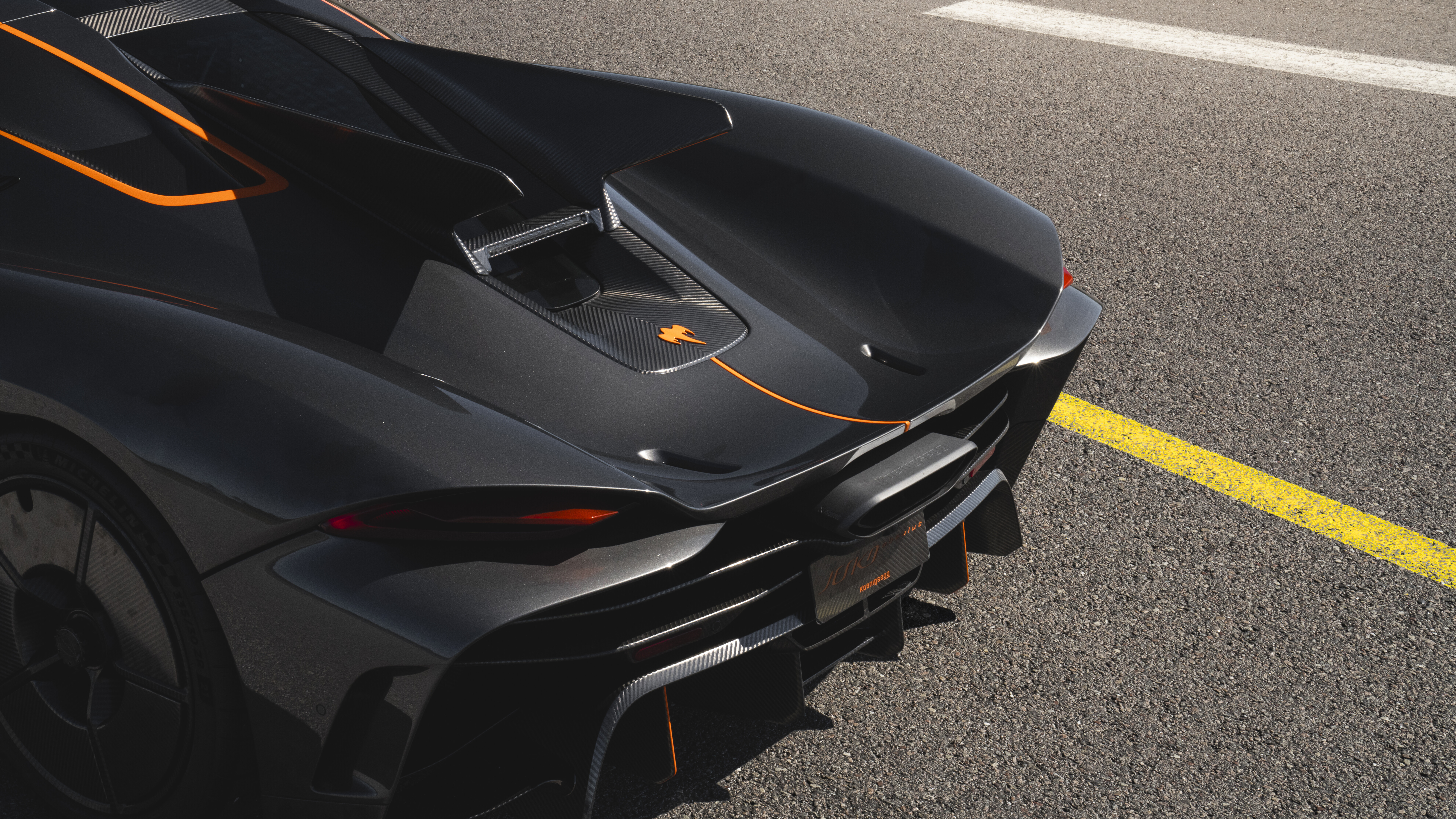 Елегантний і обтічний гіперкар Koenigsegg Jesko Absolut у динамічному середовищі, що підкреслює його високі характеристики.