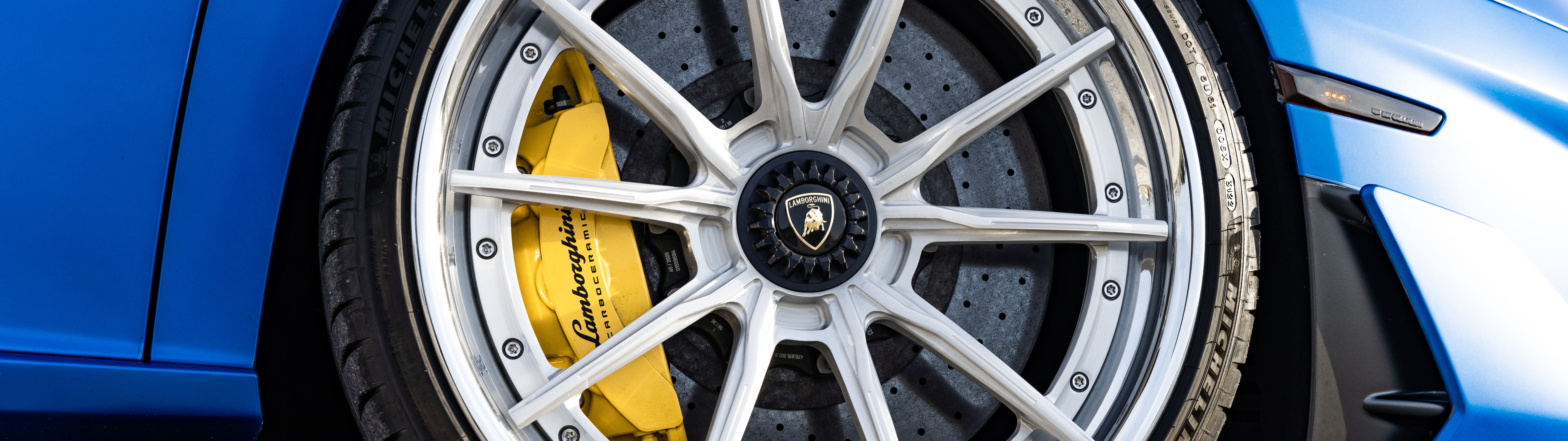 Високопродуктивний суперкар Lamborghini Aventador SVJ, що вирізняється елегантними лініями та агресивним аеродинамічним дизайном.