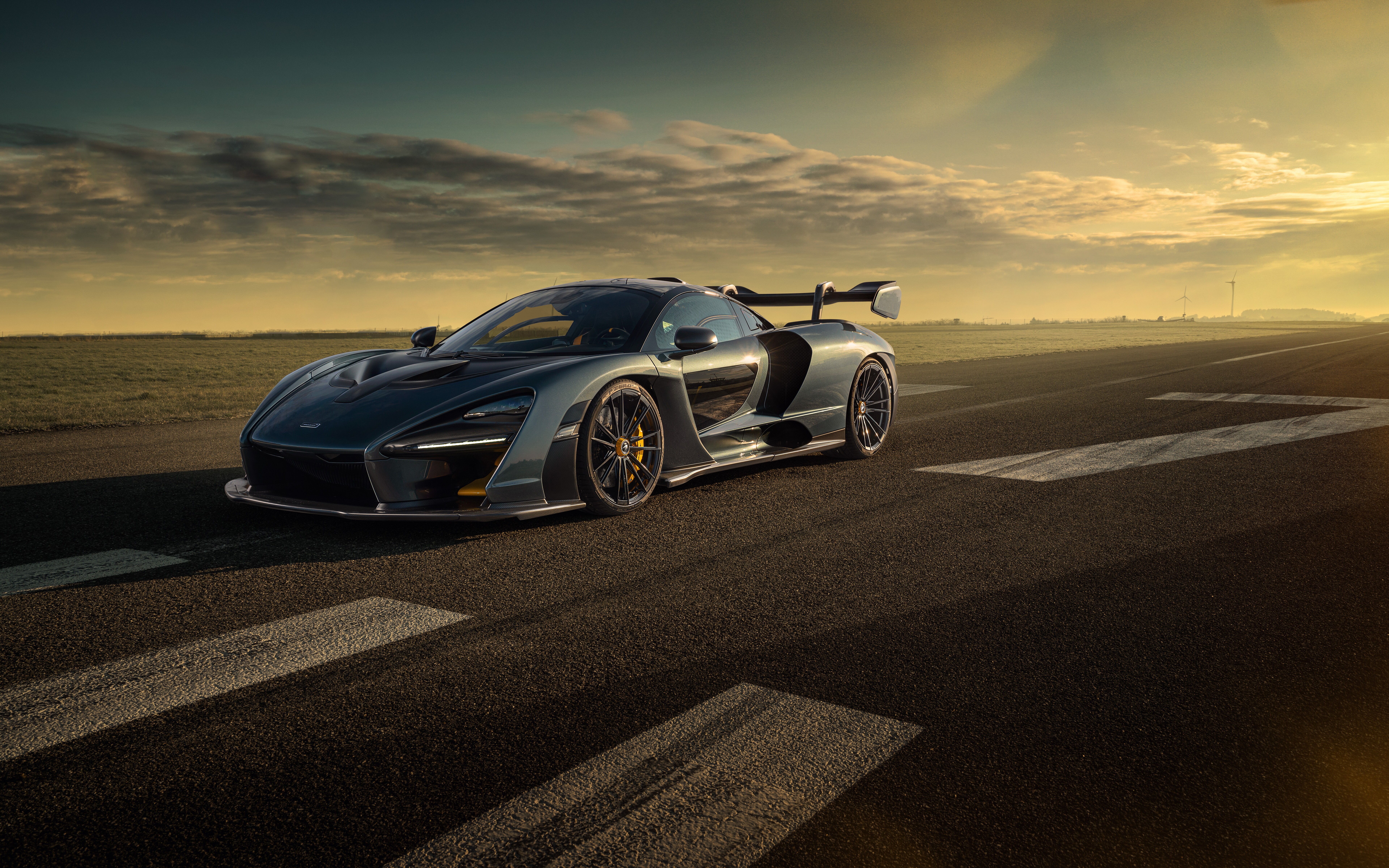 Детальний вигляд суперкара McLaren Senna, що підкреслює його обтічний аеродинамічний кузов і культовий дизайн.