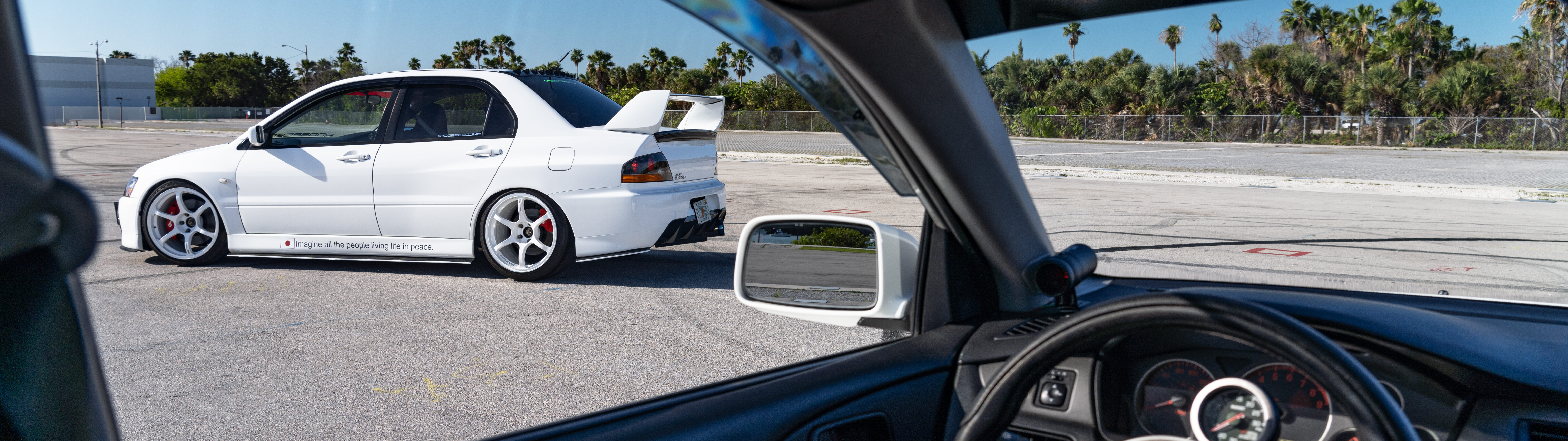 Детальний вигляд спортивного автомобіля Mitsubishi Lancer Evolution IX.