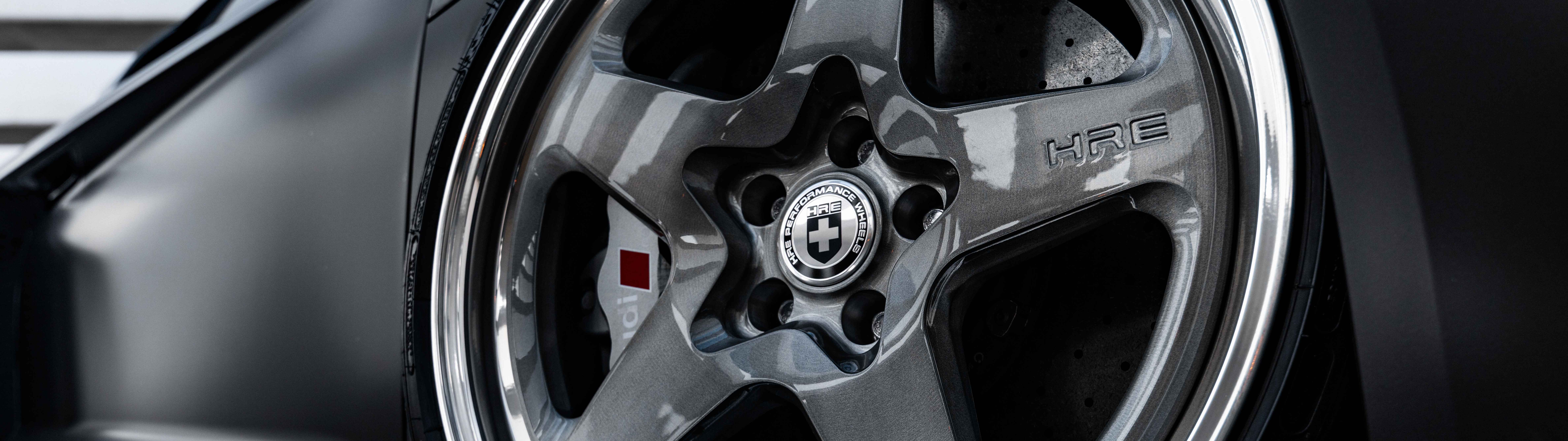 Професійно виконаний крупний план елегантного розкішного седана Audi з полірованим металевим покриттям.