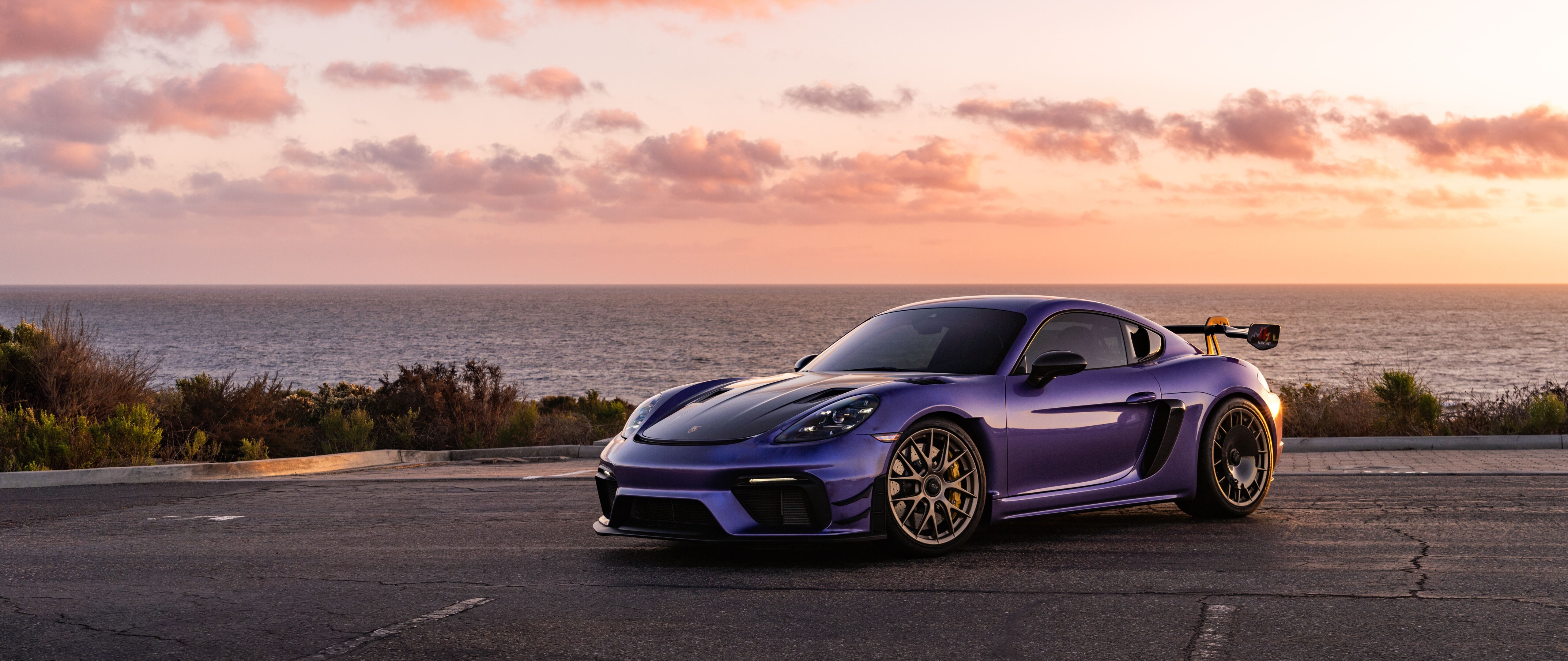 Елегантний і потужний спортивний автомобіль Porsche GT3 RS, що вирізняється агресивним аеродинамічним дизайном кузова.