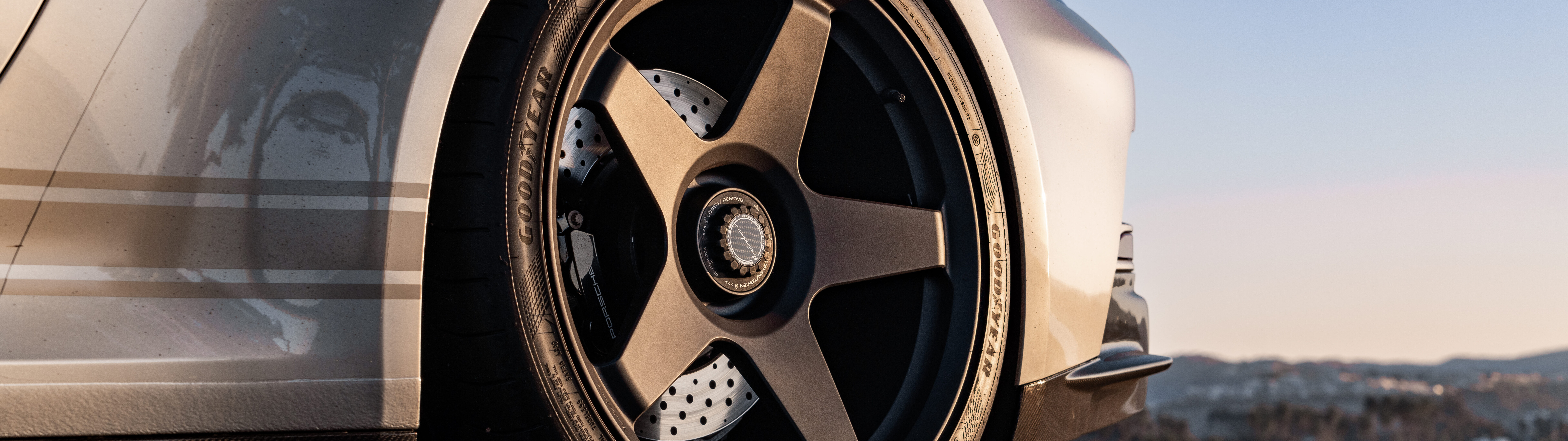 Високопродуктивний спортивний автомобіль Porsche GT3 RS з агресивним аеродинамічним дизайном.